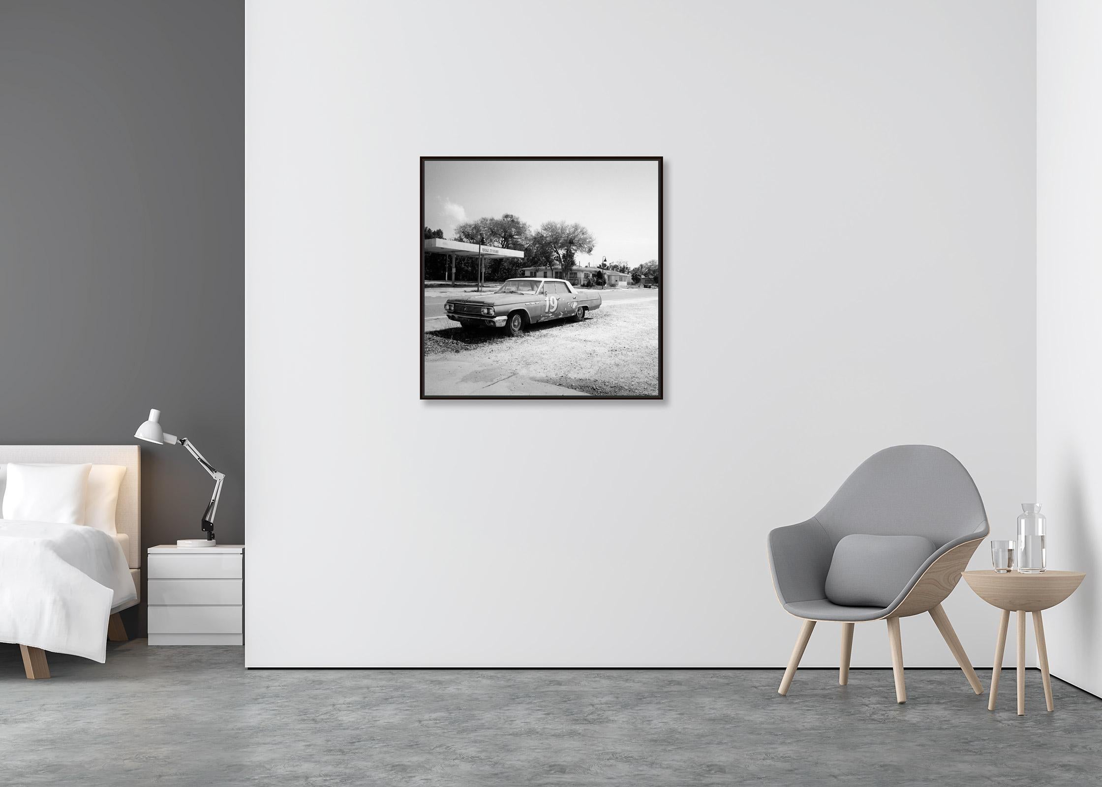 Buick zum Verkauf, Oldtimer, Florida, USA, Schwarz-Weiß-Landschaftsfotografie (Zeitgenössisch), Photograph, von Gerald Berghammer