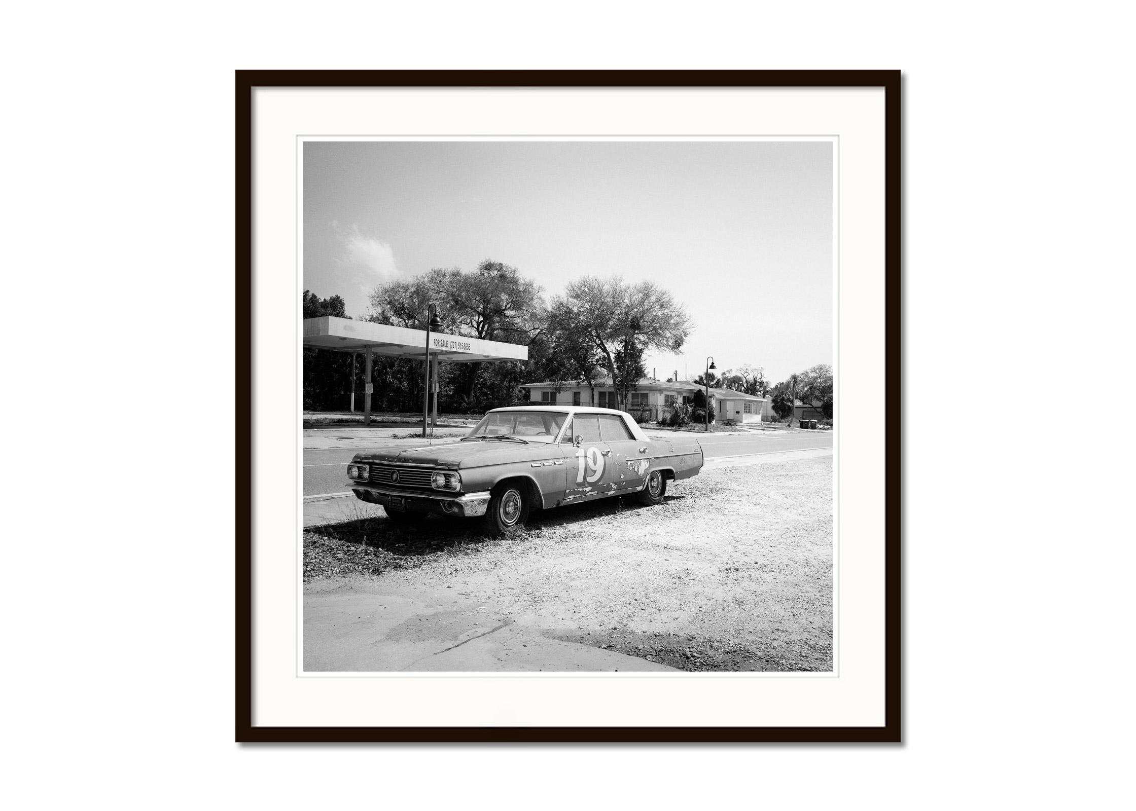 Buick en Venta, Coche Clásico, Florida, Fotografía monocroma, Edición Limitada - Landscape Photograph Gris de Gerald Berghammer