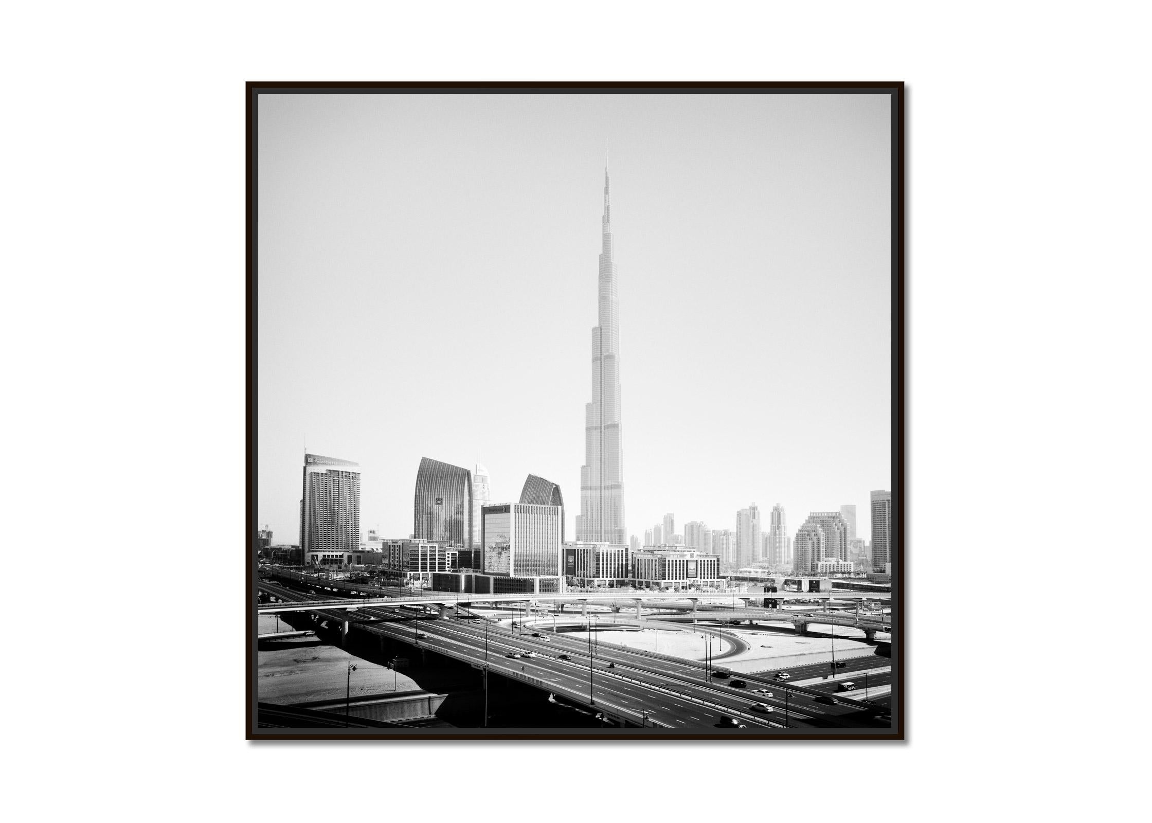 Burj Khalifa, Skysraper, Mega City, Dubai, Schwarz-Weiß-Stadtfotografie – Photograph von Gerald Berghammer