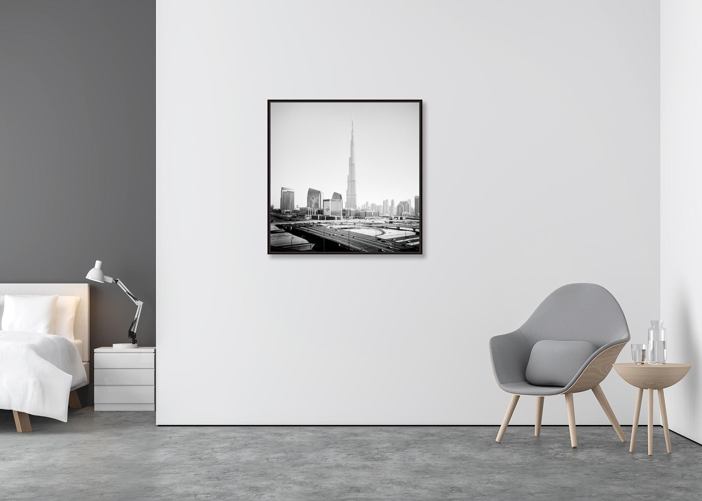 Burj Khalifa, Skysraper, Mega City, Dubai, Schwarz-Weiß-Stadtfotografie (Zeitgenössisch), Photograph, von Gerald Berghammer