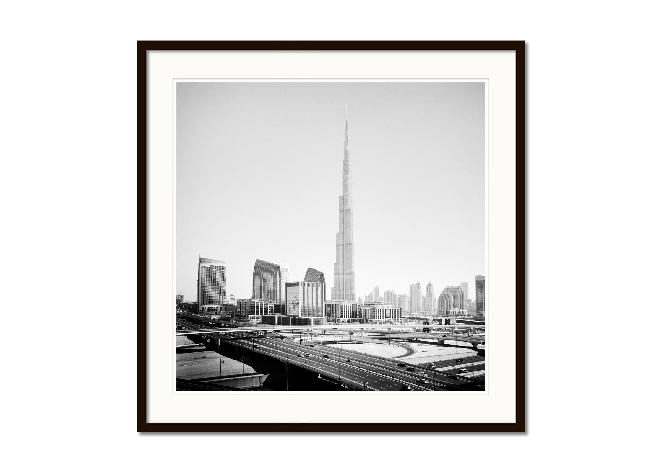 Burj Khalifa, Skysraper, Mega City, Dubai, Schwarz-Weiß-Stadtfotografie (Grau), Black and White Photograph, von Gerald Berghammer