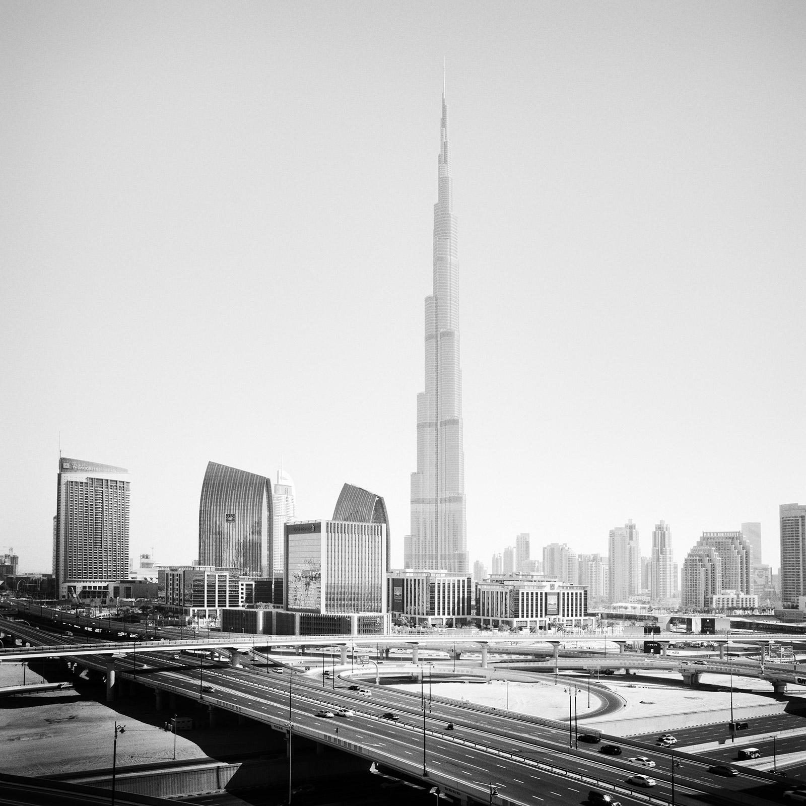 Gerald Berghammer Black and White Photograph – Burj Khalifa, Skysraper, Mega City, Dubai, Schwarz-Weiß-Stadtfotografie