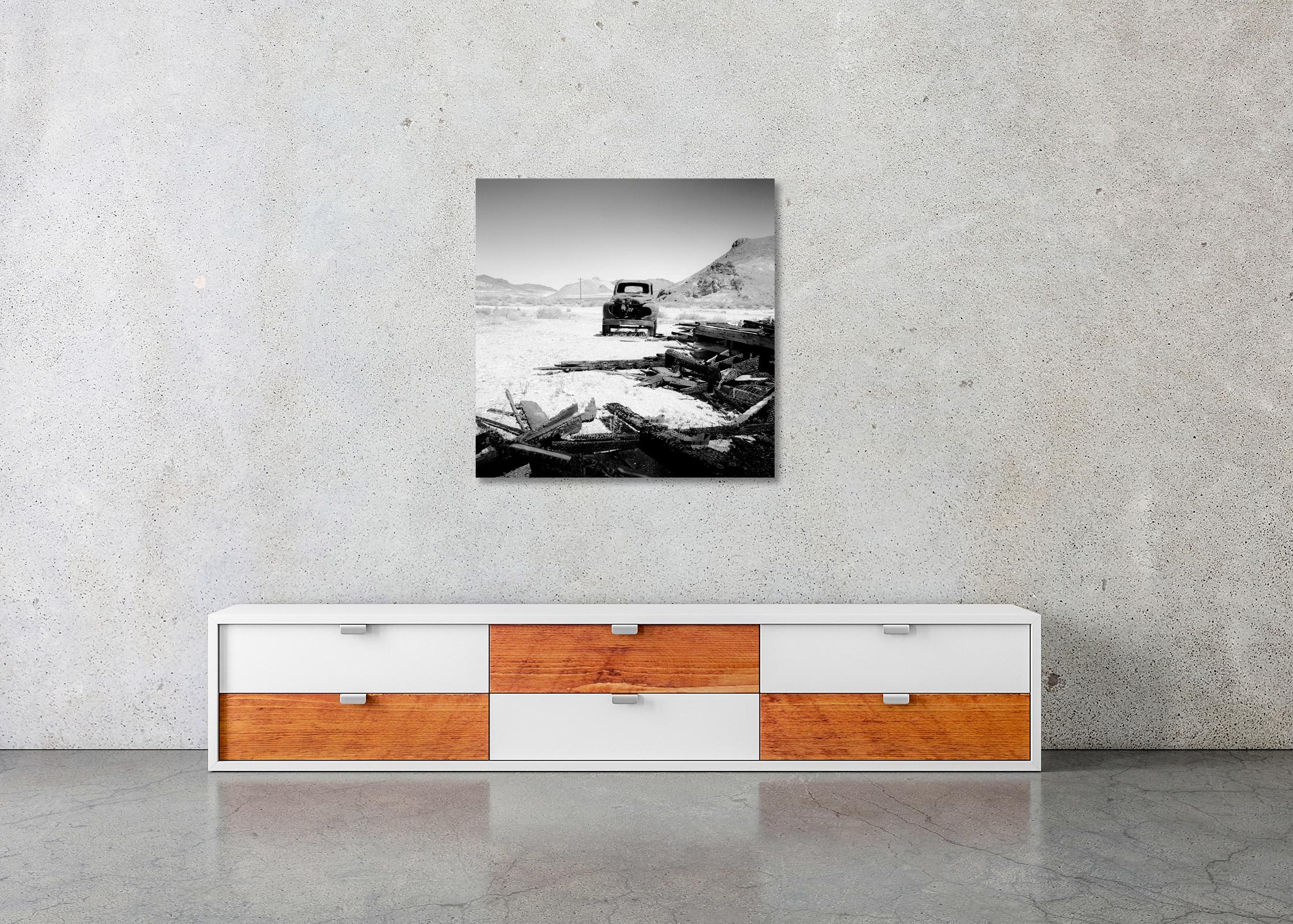Quemado, Antiguo Coche Estadounidense, California, fotografía en blanco y negro, paisaje artístico en venta 2