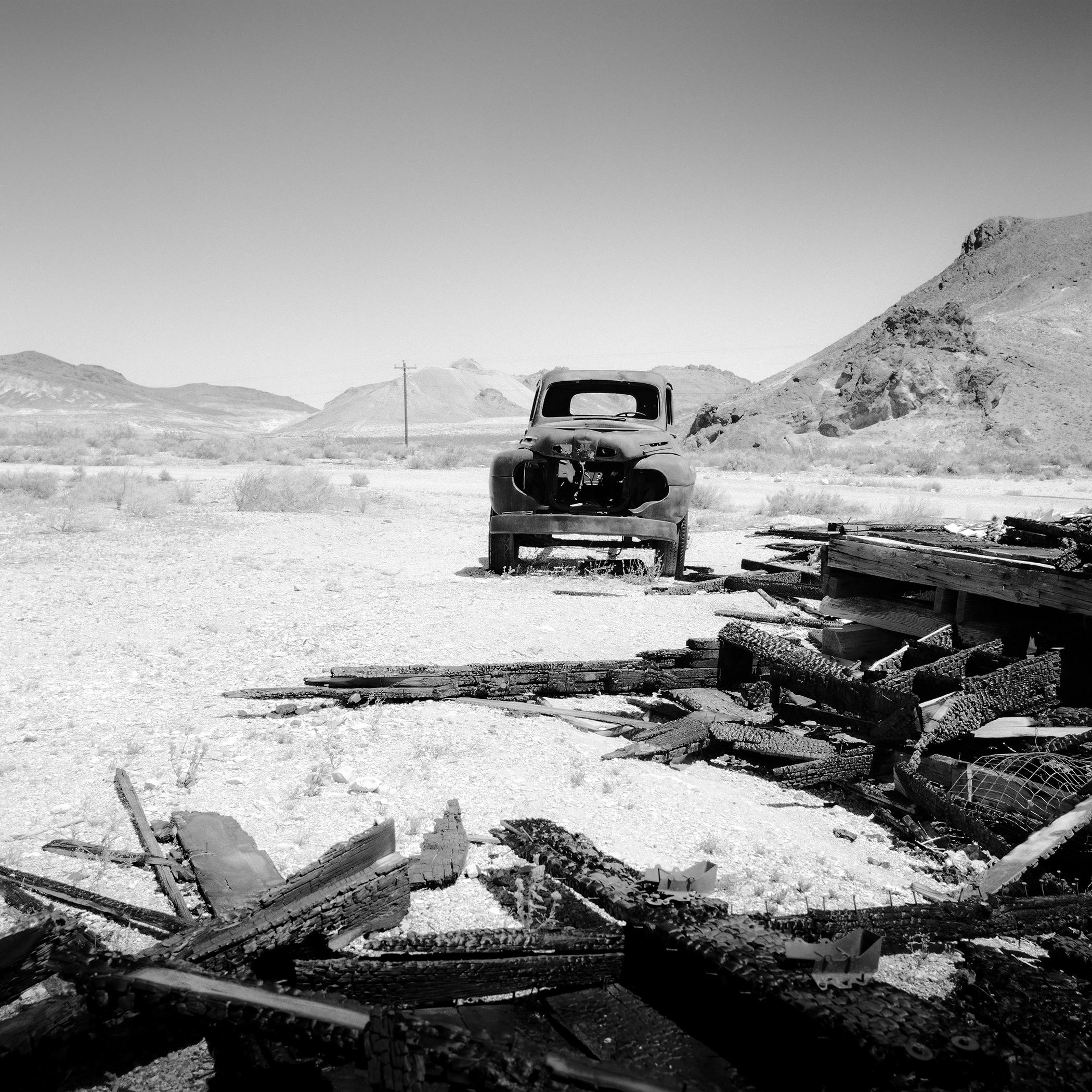 Burnt Down, Old US Car, Kalifornien, Schwarz-Weiß-Fotografie, Kunstlandschaft