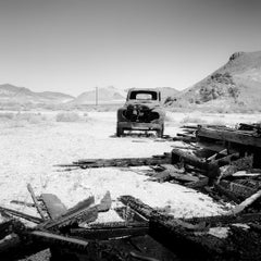 Burnt Down, Old US Car, Kalifornien, Schwarz-Weiß-Fotografie, Kunstlandschaft