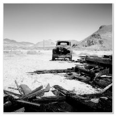 Burnt Down, Old US Car, Kalifornien, Schwarz-Weiß-Fotografie, Kunstlandschaft