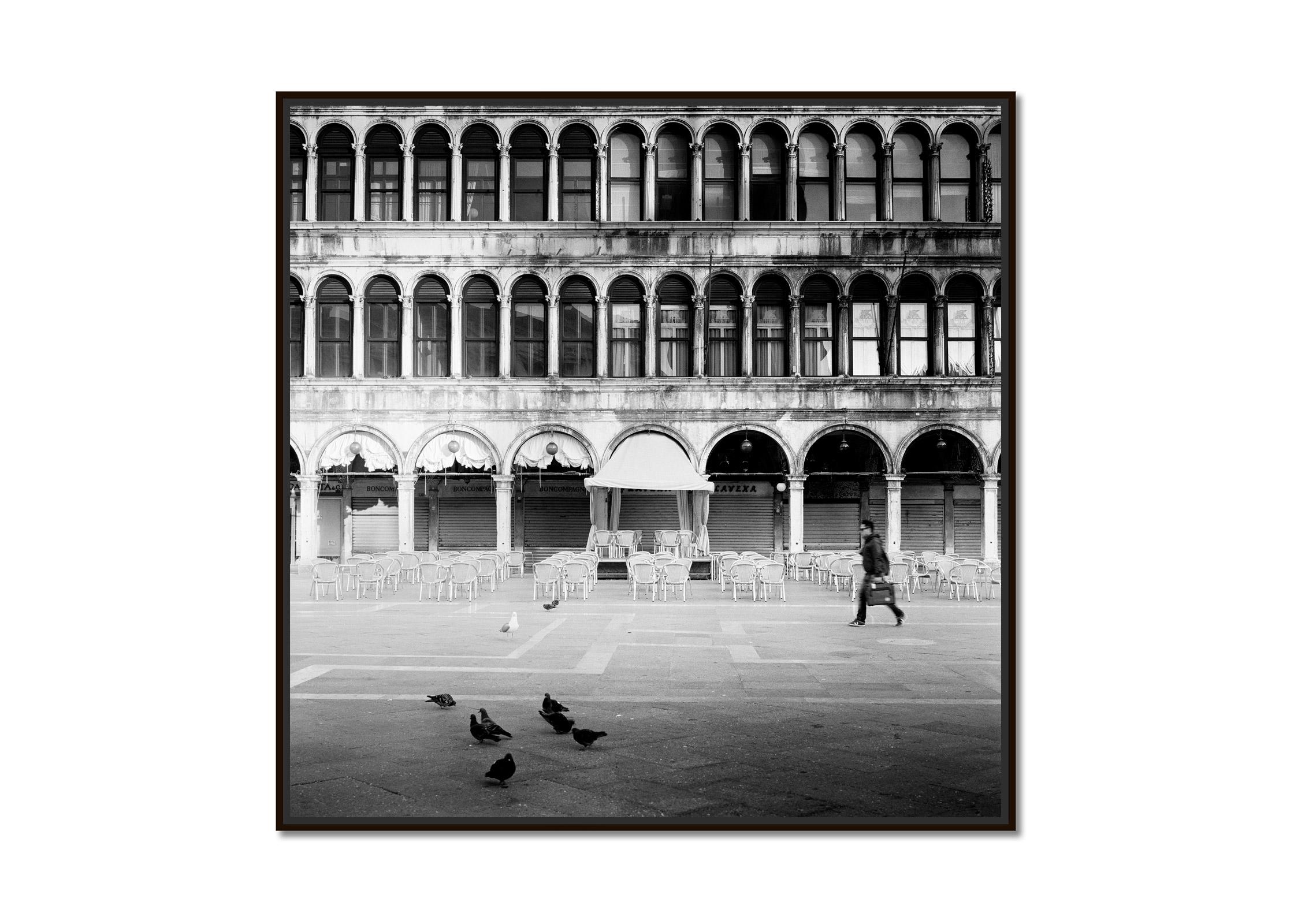 Caffe Florian San Marco Venedig Schwarz-Weiß-Fotografie von Stadtansichten in Schwarz-Weiß der bildenden Kunst – Photograph von Gerald Berghammer