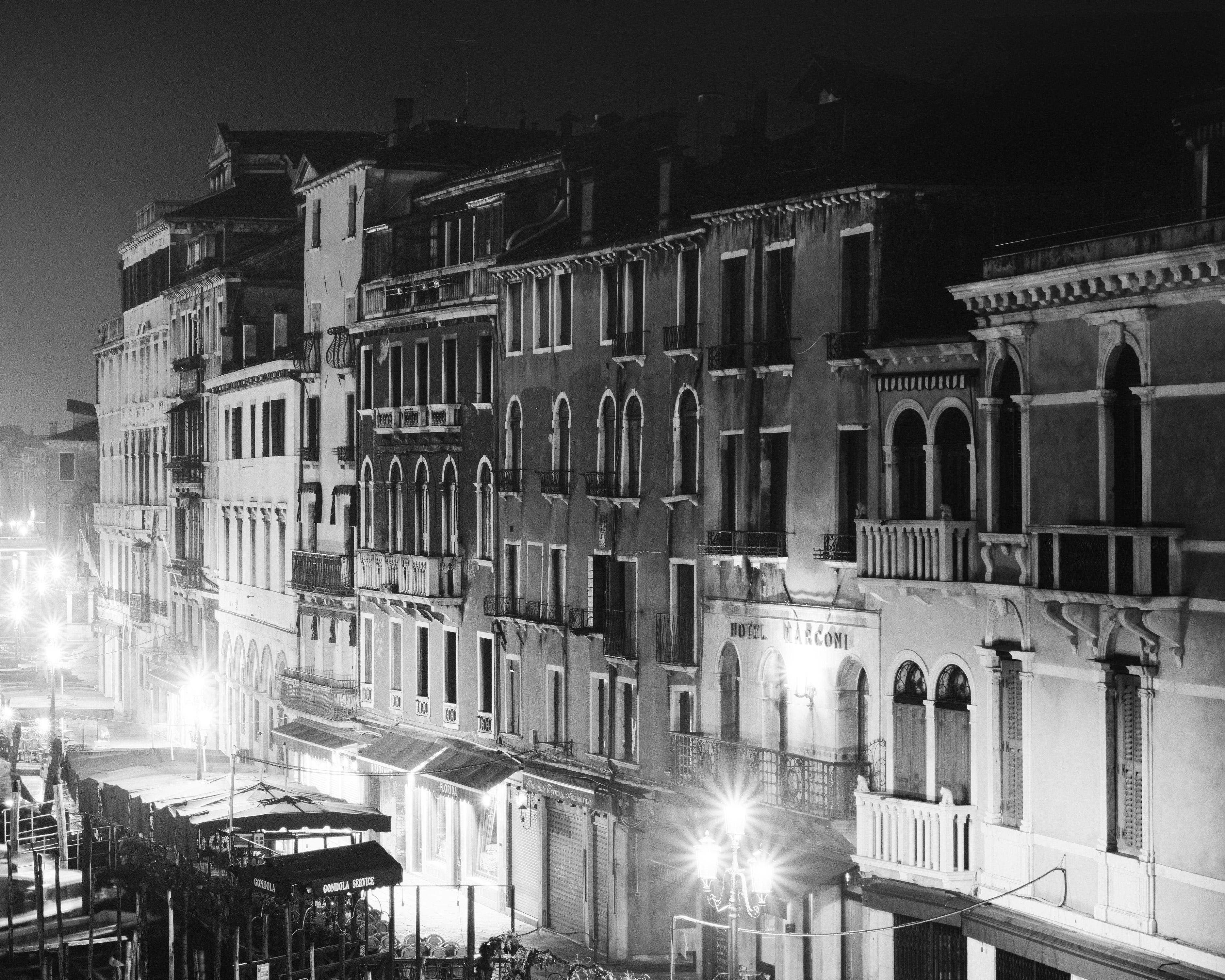 Canal Grande Nacht, Venedig, Schwarz-Weiß, Kunst-Stadtbildfotografie im Angebot 5