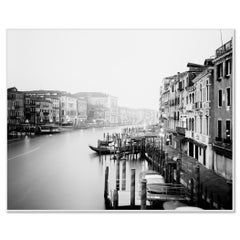 Gran Canal, vista del puente de Rialto, Venecia — Foto en blanco y negro de edición limitada