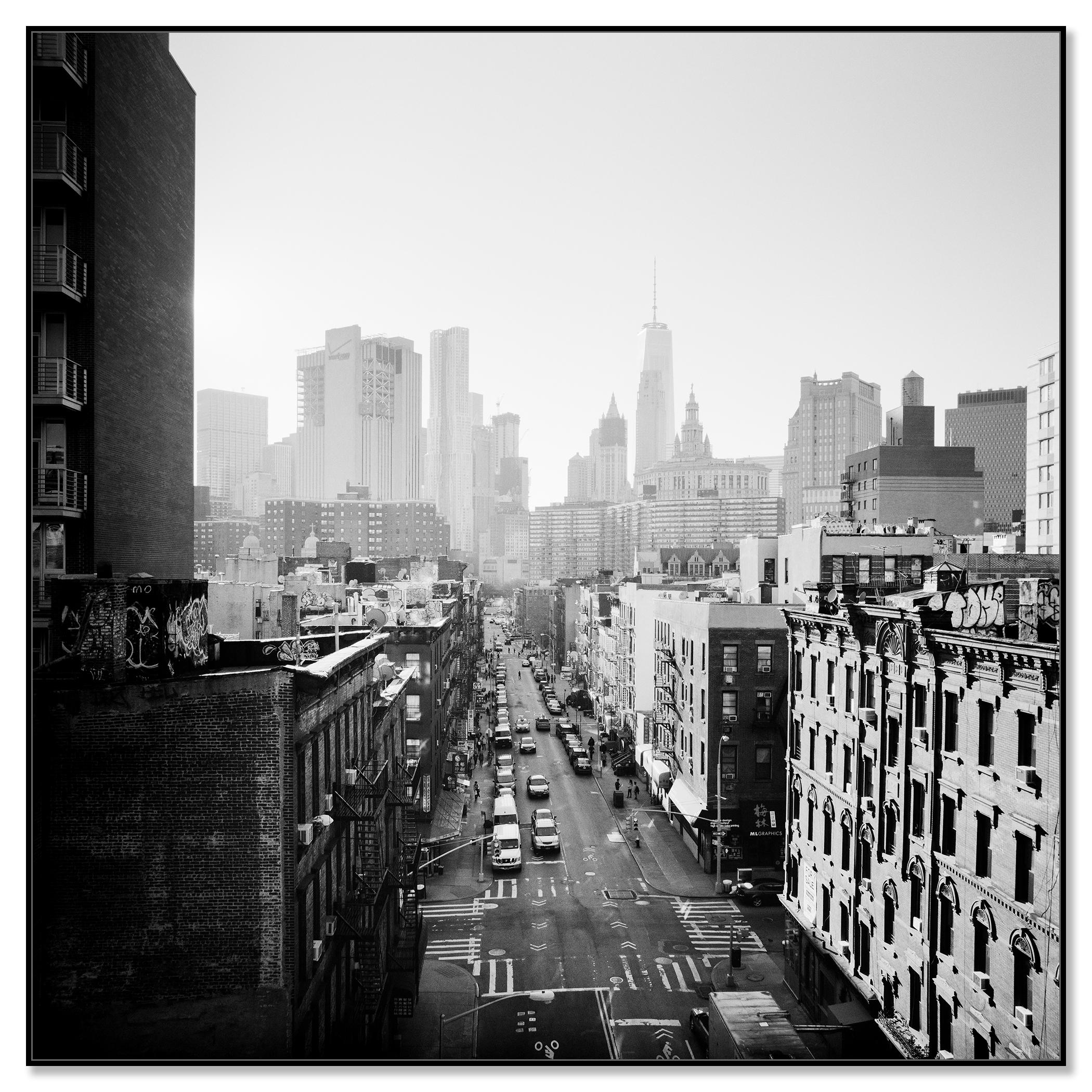 Chinatown, Skyline, New York City, photographie en noir et blanc, édition limitée - Photograph de Gerald Berghammer
