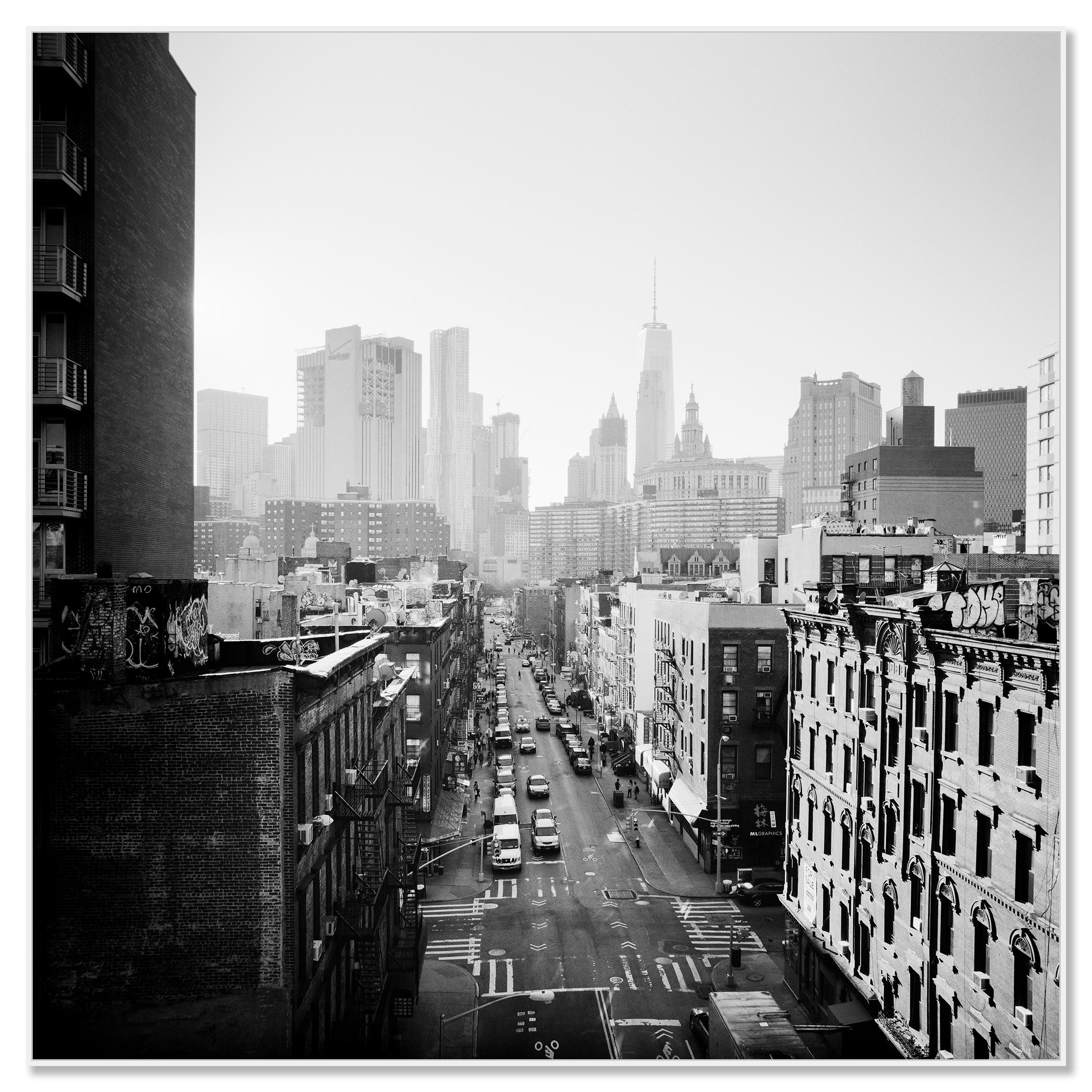 Chinatown, Skyline, New York City, photographie en noir et blanc, édition limitée - Contemporain Photograph par Gerald Berghammer