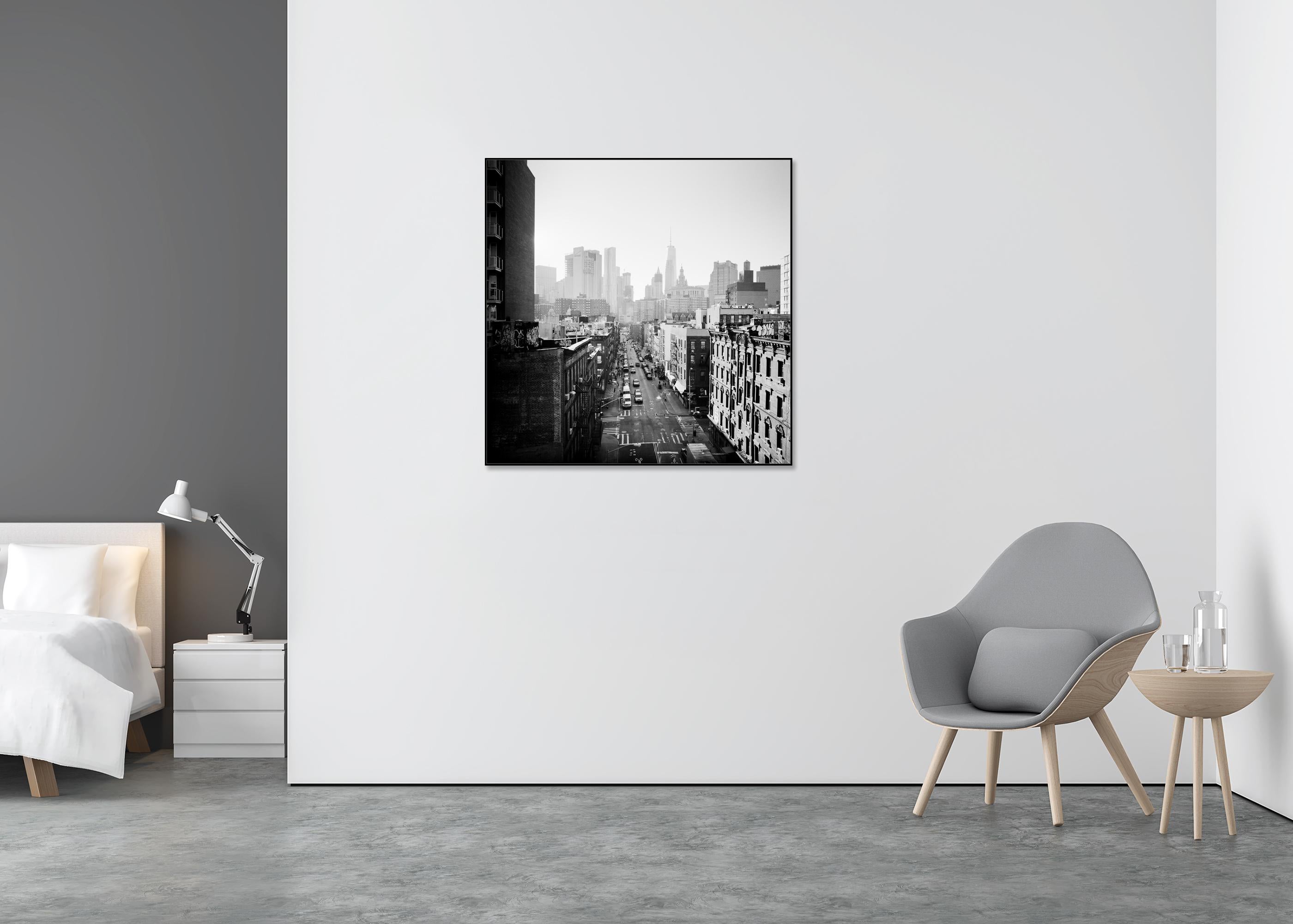 Chinatown, Skyline, New York City, photographie en noir et blanc, édition limitée - Gris Black and White Photograph par Gerald Berghammer