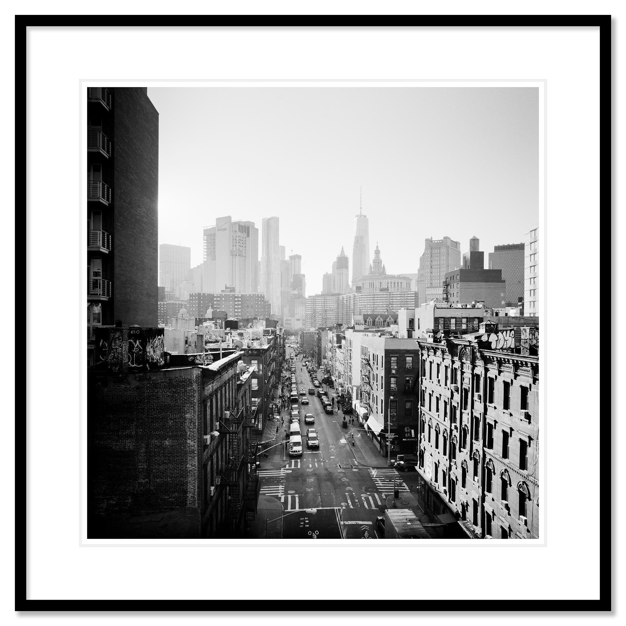 Paysage urbain en noir et blanc - photographie de paysage. Vue du quartier chinois depuis le pont de Manhattan, New York, États-Unis.  Tirage à l'encre pigmentaire d'archives faisant partie d'une édition limitée à 9 exemplaires. Tous les tirages de