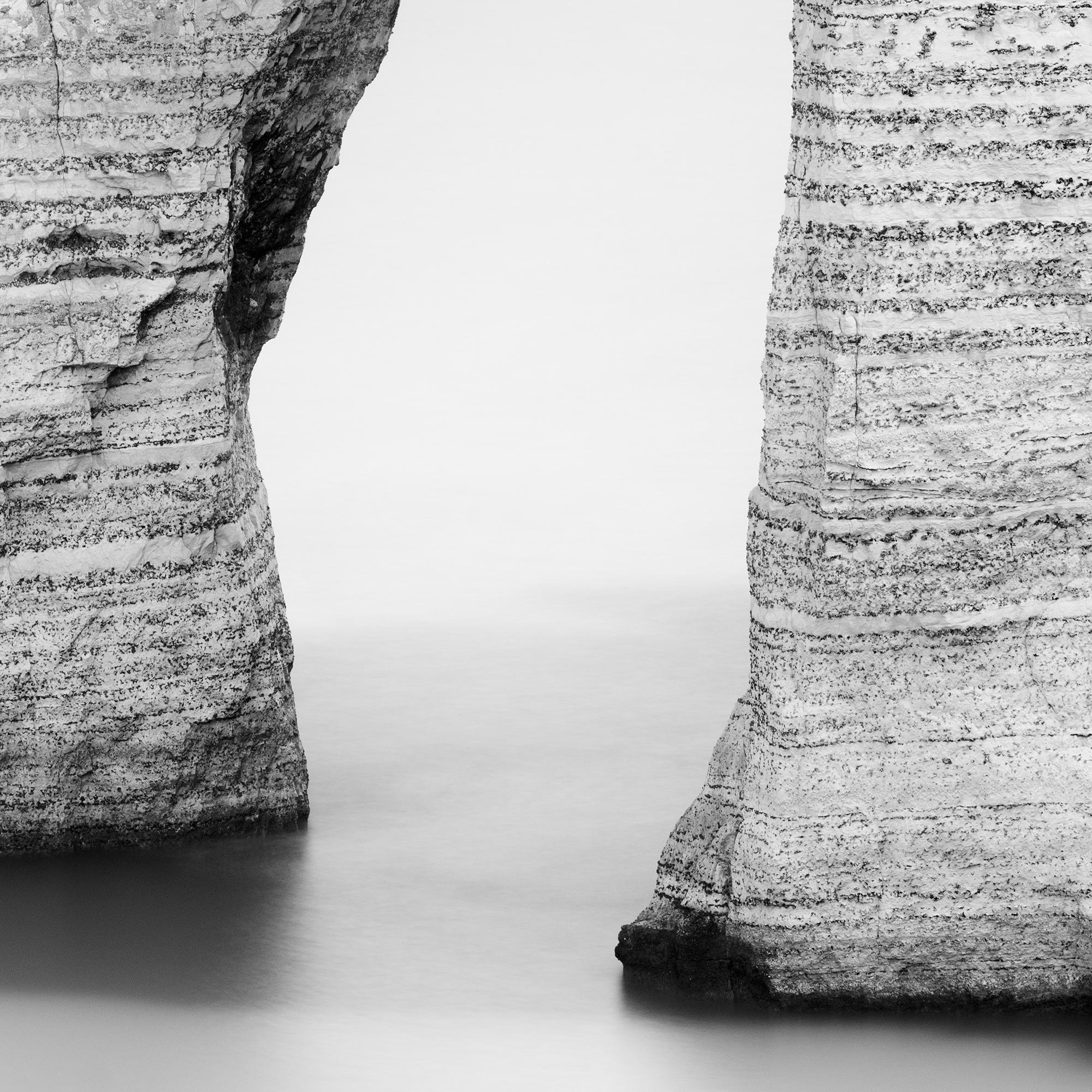 Scogliere di Etretat, Arco di mare, fotografia in bianco e nero, paesaggio, limited in vendita 5