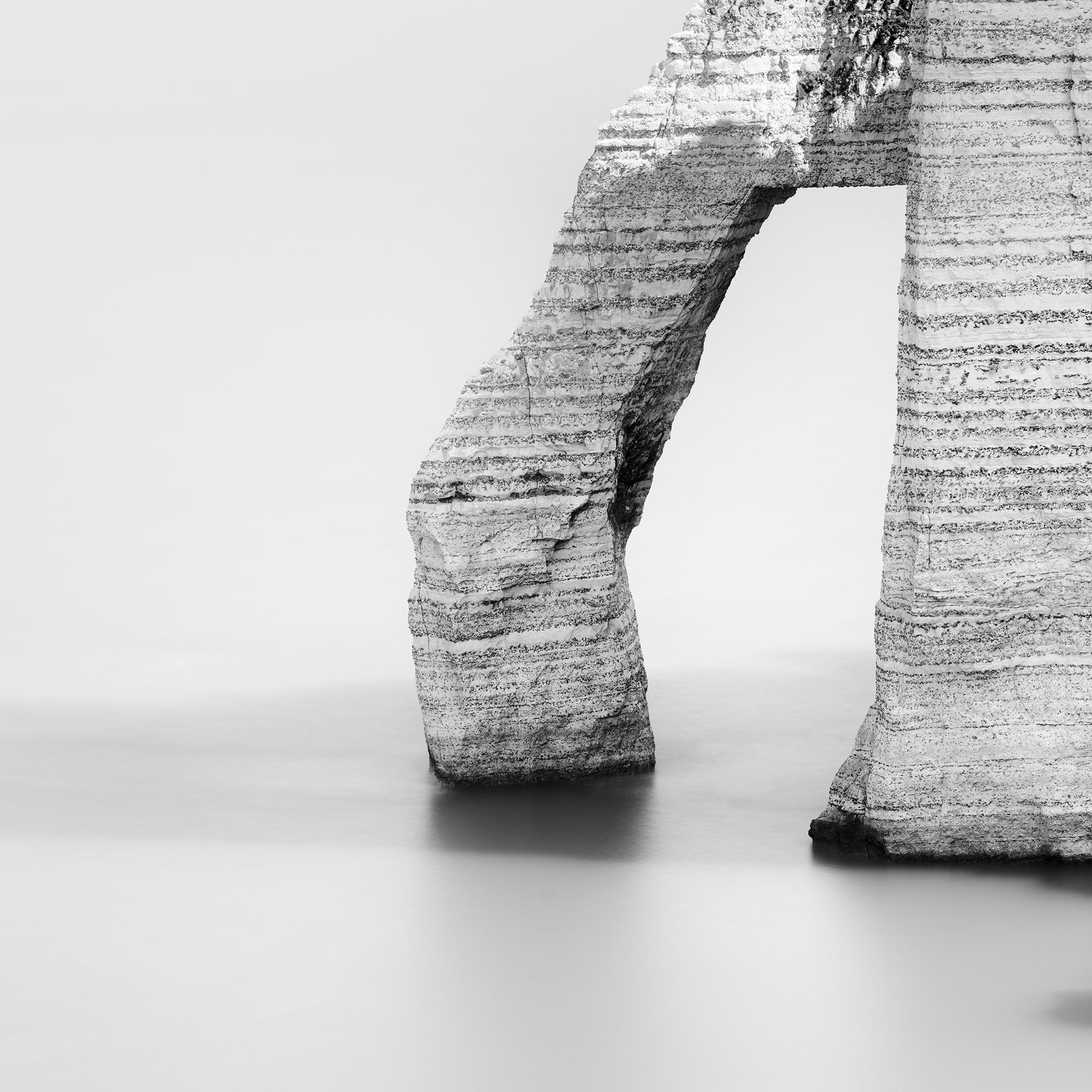 Scogliere di Etretat, Arco di mare, fotografia in bianco e nero, paesaggio, limited in vendita 3