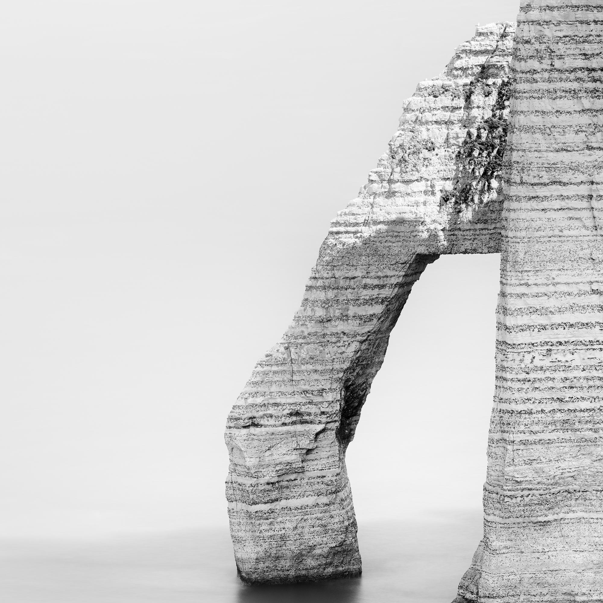 Scogliere di Etretat, Arco di mare, fotografia in bianco e nero, paesaggio, limited in vendita 4