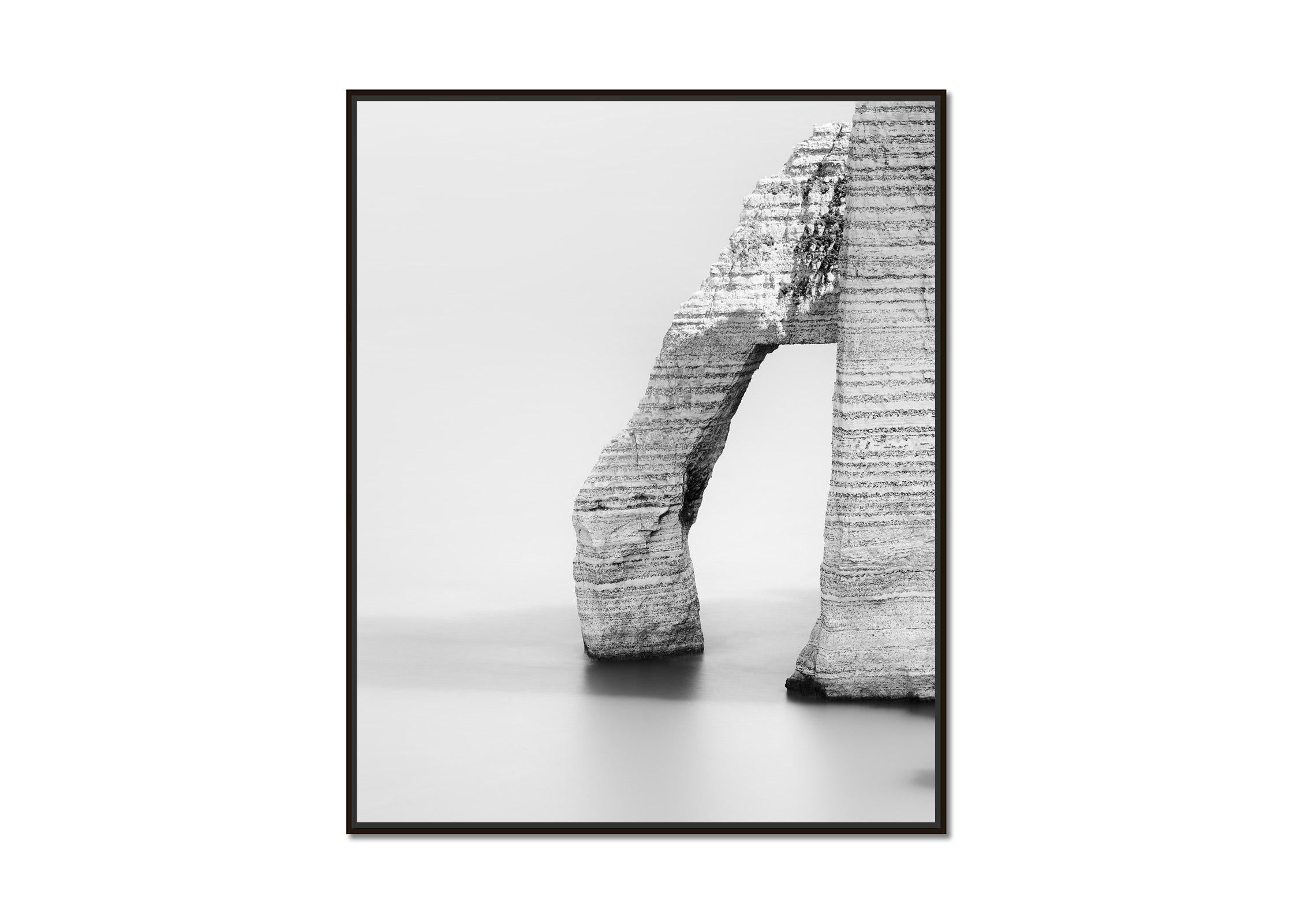 Cliffs of Etretat, Sea Arch, Schwarz-Weiß-Fotografie, Wasserlandschaft, Landschaft – Photograph von Gerald Berghammer