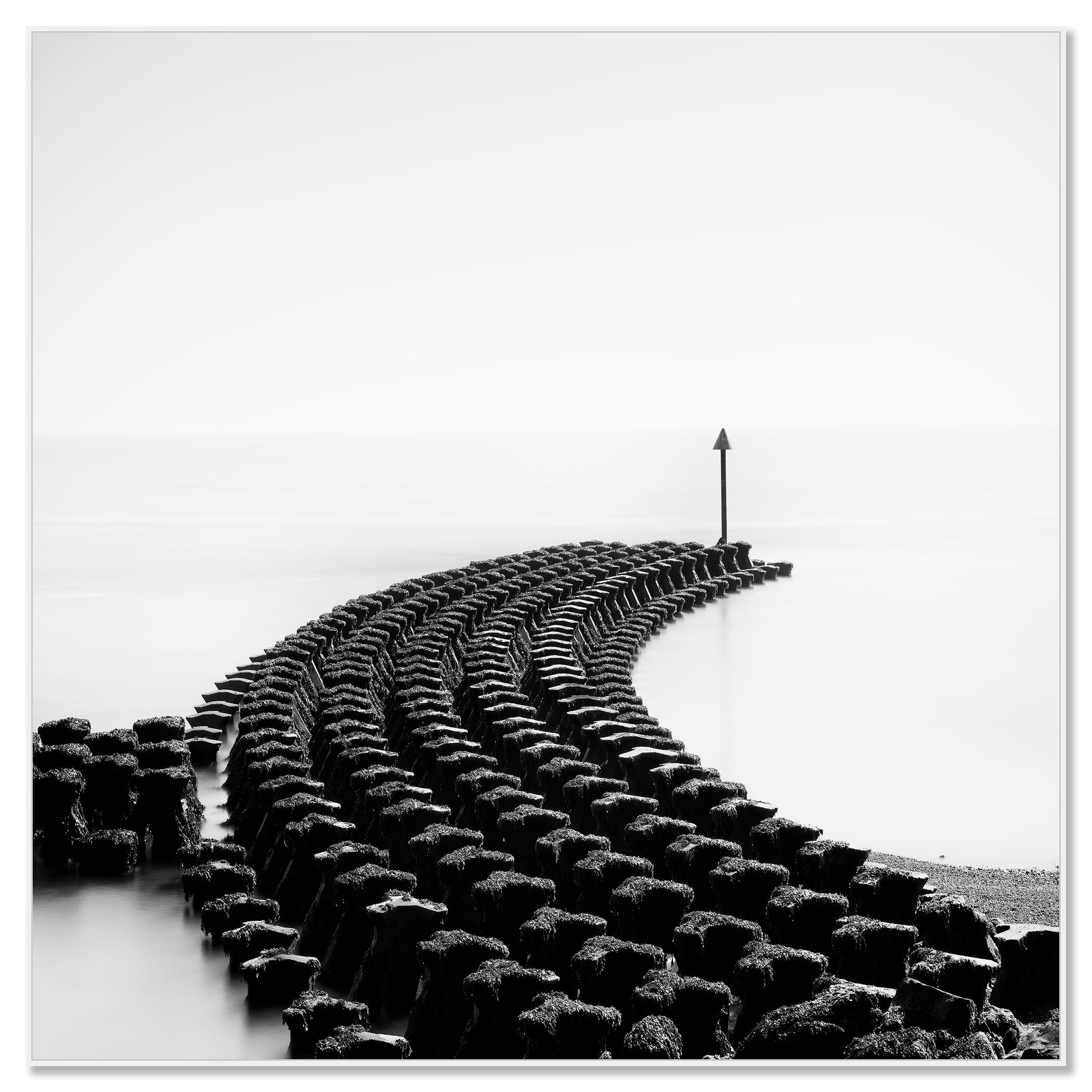 Cobbolds Point, Groyne, Inghilterra, fotografia minimalista limitata di paesaggi marini - Photograph di Gerald Berghammer
