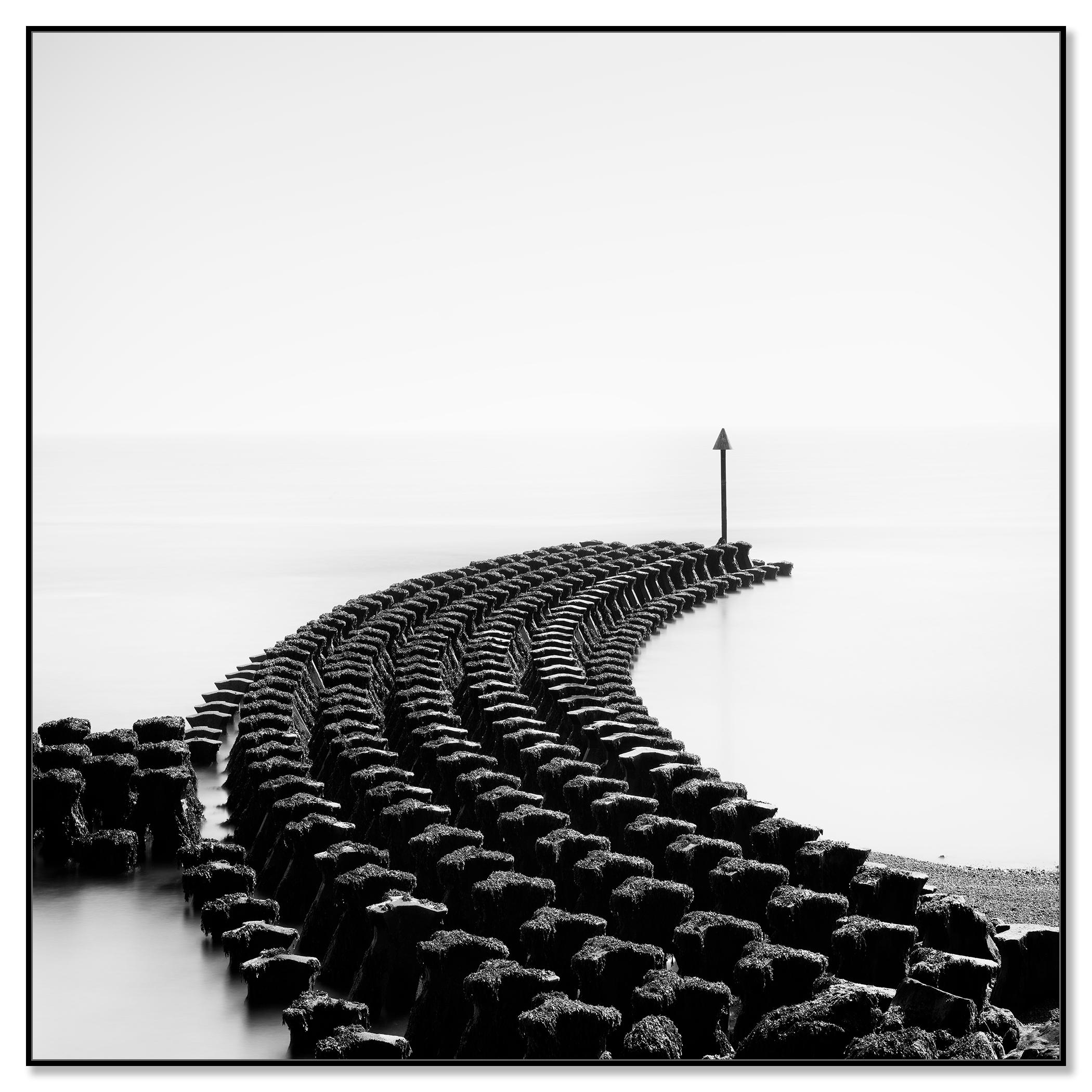 Cobbolds Point, Groyne, Inghilterra, fotografia minimalista limitata di paesaggi marini - Photograph Contemporaneo di Gerald Berghammer