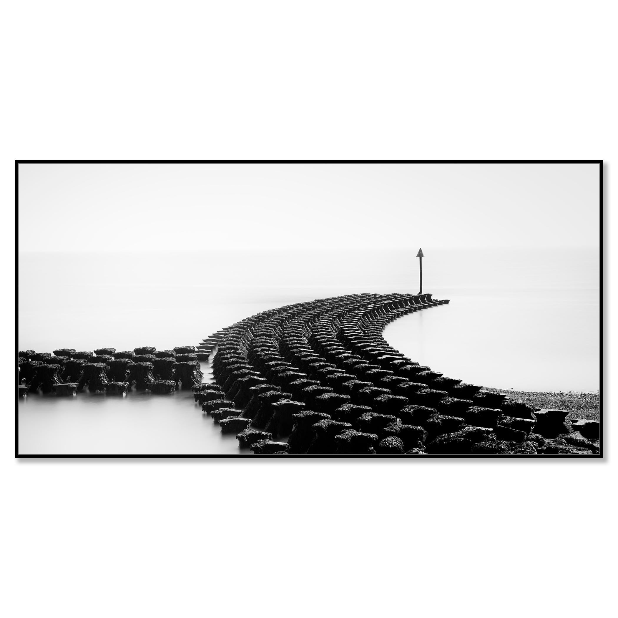 Panorama de Cobbolds Point  paysage marin, brise-vagues  Angleterre - édition limitée - Contemporain Photograph par Gerald Berghammer
