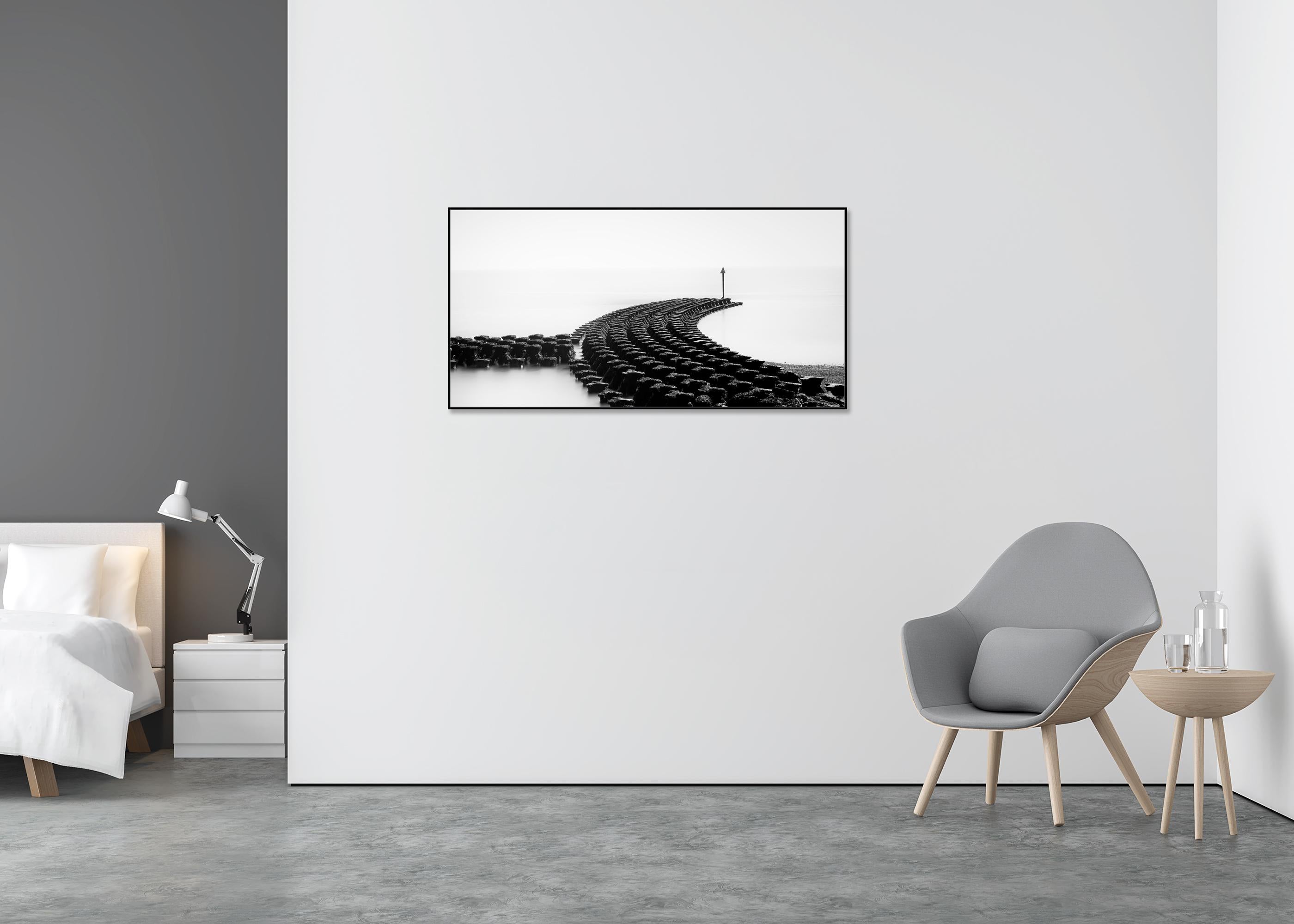 Panorama de Cobbolds Point  paysage marin, brise-vagues  Angleterre - édition limitée - Gris Landscape Photograph par Gerald Berghammer