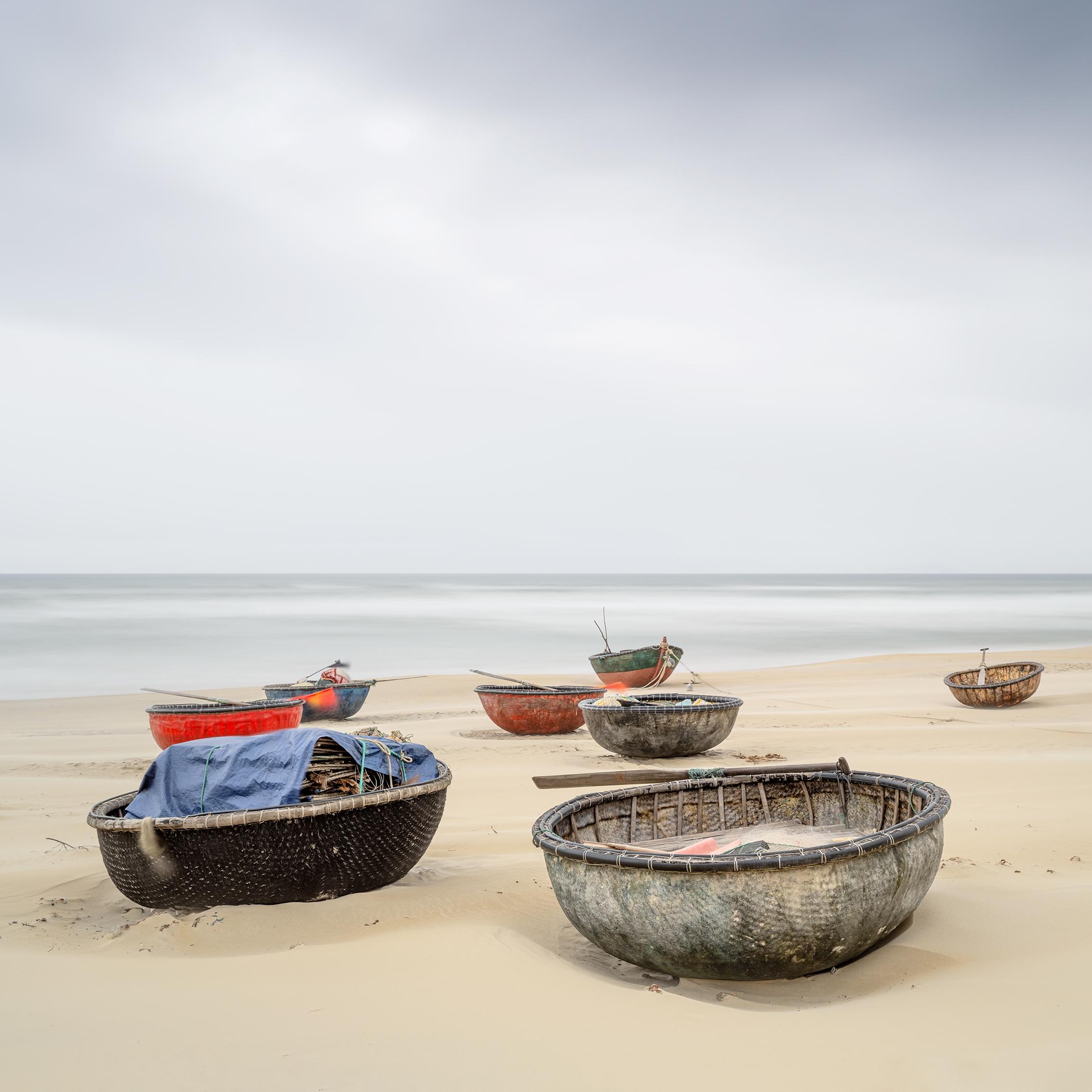 Bateau en noix de coco - plage de sable coloré, paysage - Vietnam - photo en édition limitée