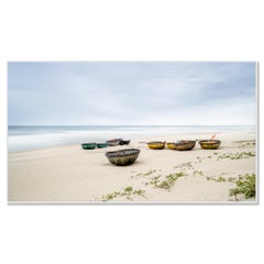 Kokosnussboot-Panorama, minimalistische Strandlandschaft, Vietnam - Fotografie