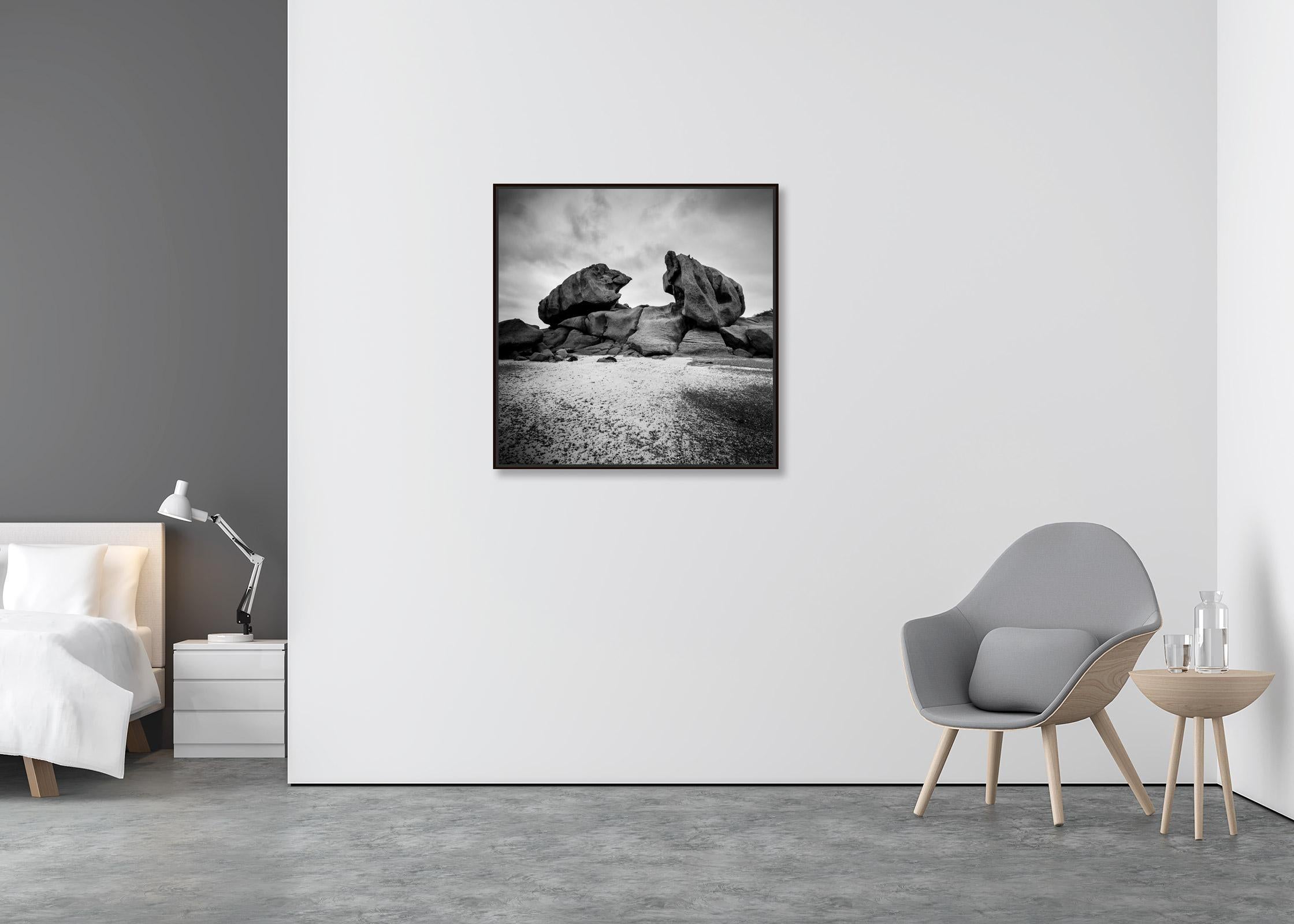 Roca de las Pinzas del Cangrejo, Costa de Granito, Francia, fotografía de paisaje en blanco y negro - Photograph Contemporáneo de Gerald Berghammer