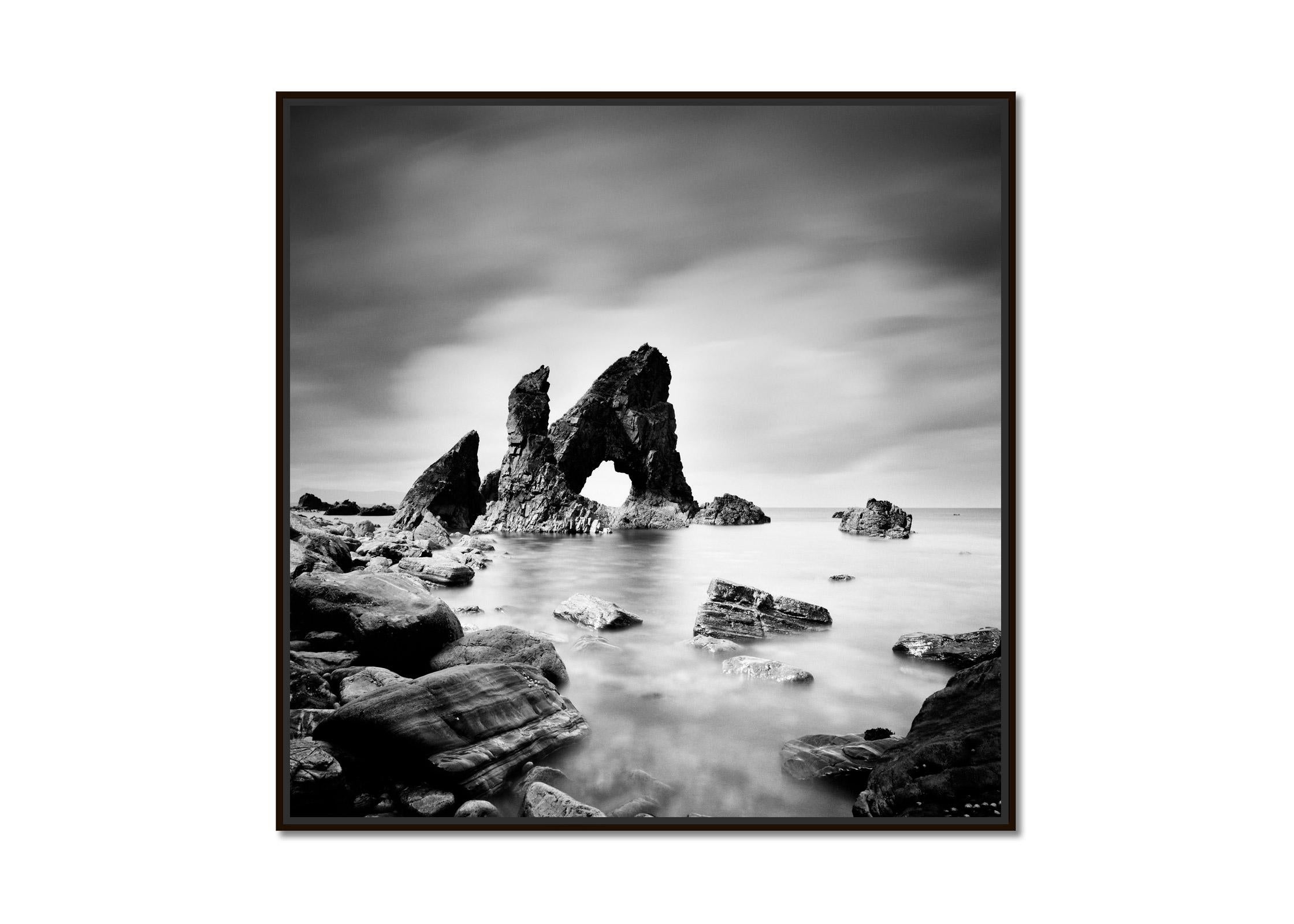 Crohy Sea Arch, Irland, Schwarz-Weiß-Fotografie der bildenden Kunst, Meereslandschaftsdruck (Zeitgenössisch), Photograph, von Gerald Berghammer
