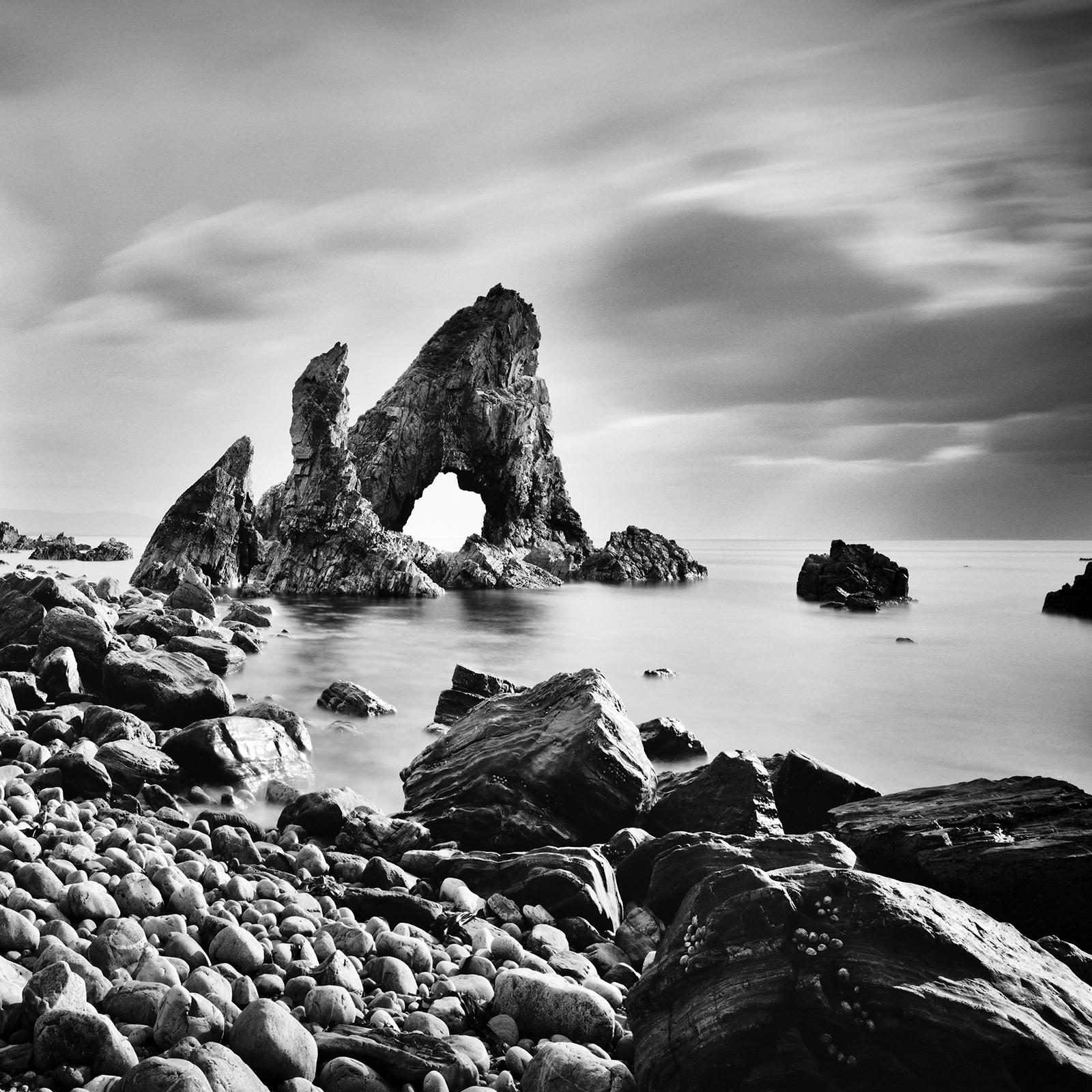 Arco marino di Crohy, spiaggia di Rock, fotografia in bianco e nero, paesaggio, limited in vendita 3