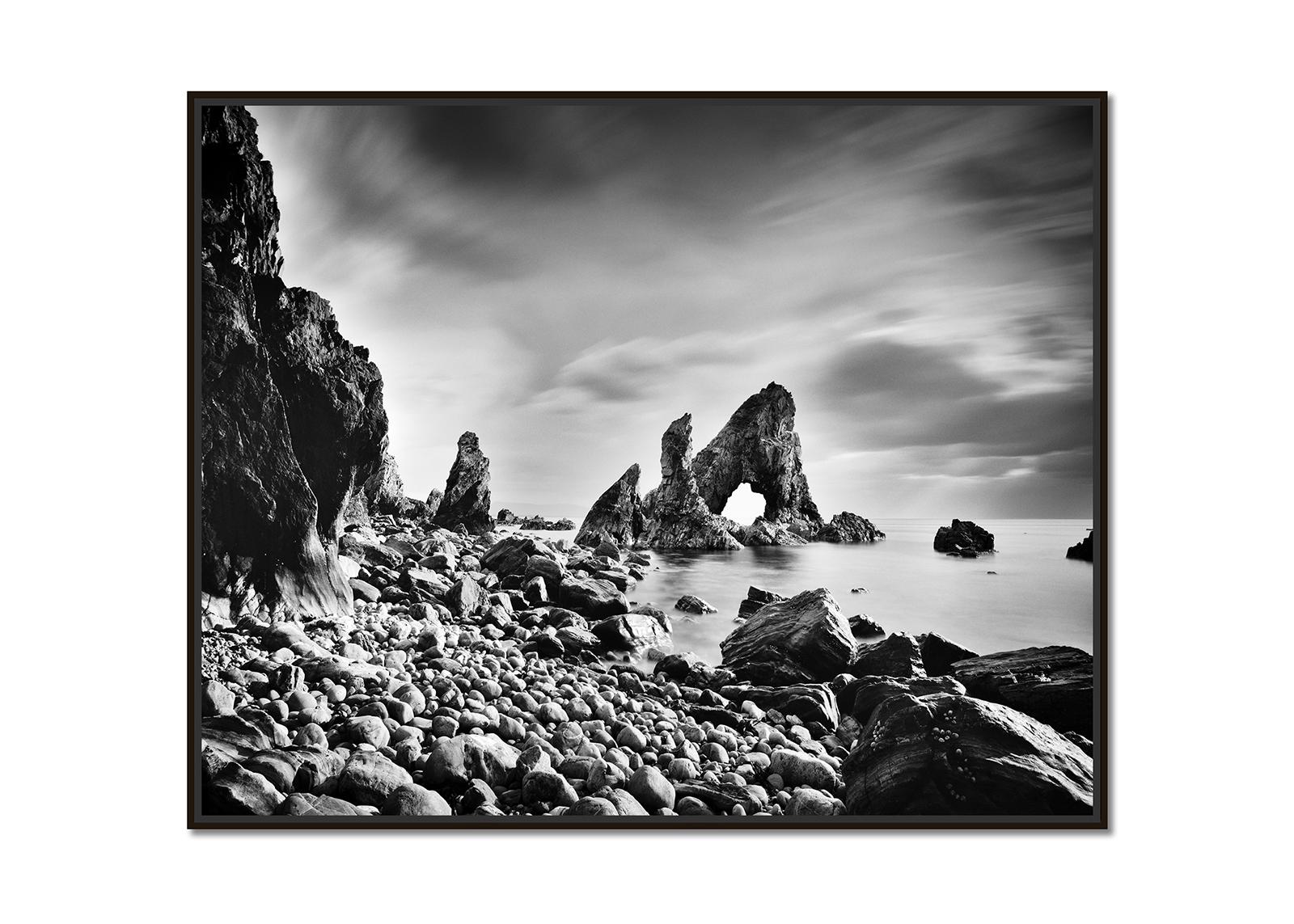 Arco marino di Crohy, spiaggia di Rock, fotografia in bianco e nero, paesaggio, limited - Photograph di Gerald Berghammer
