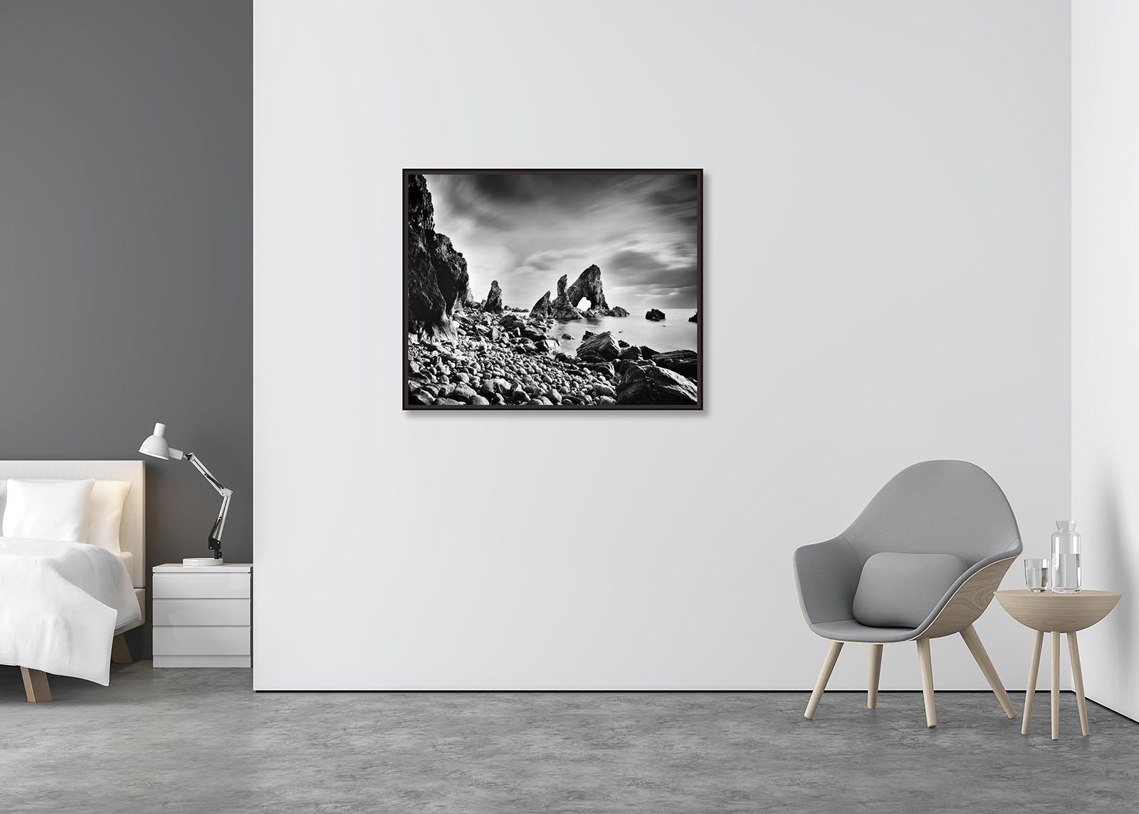 Arco marino di Crohy, spiaggia di Rock, fotografia in bianco e nero, paesaggio, limited - Photograph Astratto di Gerald Berghammer