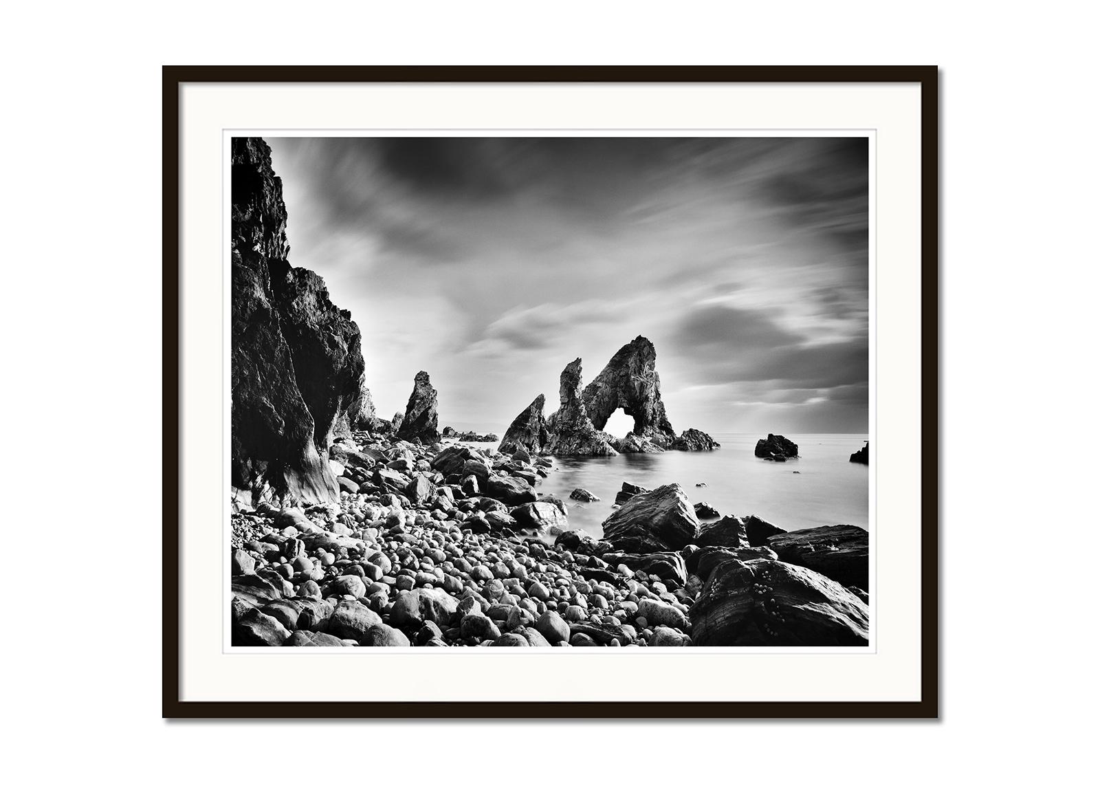 Arco marino di Crohy, spiaggia di Rock, fotografia in bianco e nero, paesaggio, limited - Landscape Photograph Nero di Gerald Berghammer