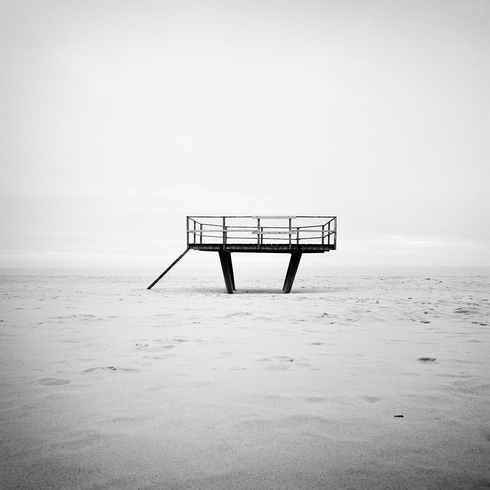 Landscape Photograph de Gerald Berghammer - Pista de baile, torre de salvamento, fotografía en blanco y negro, landsacpe, minimalismo