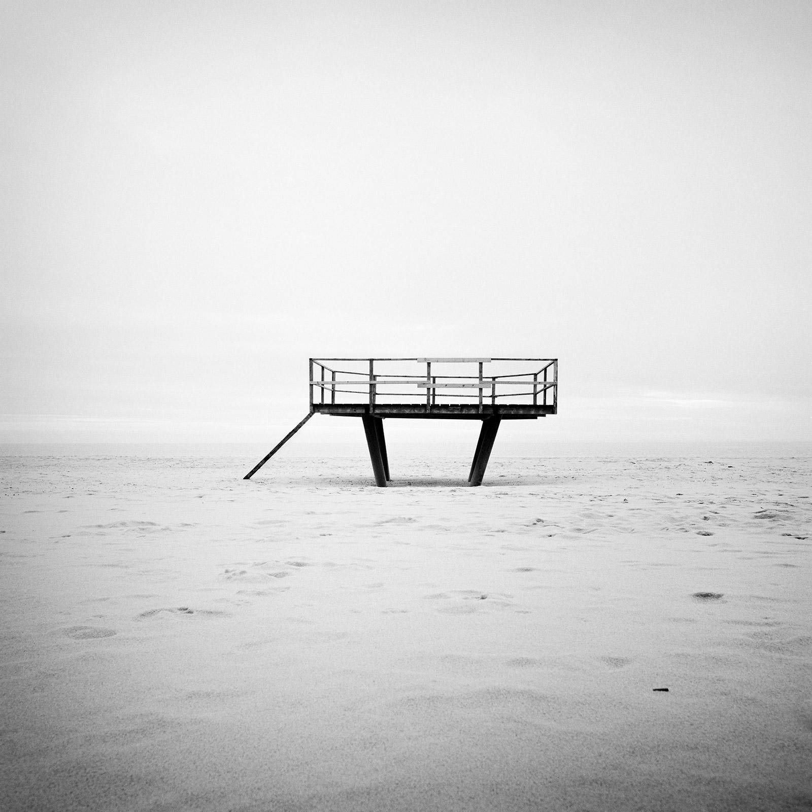 Dance Floor, lifeguard tower, photographie d'art de paysage minimaliste en noir et blanc.