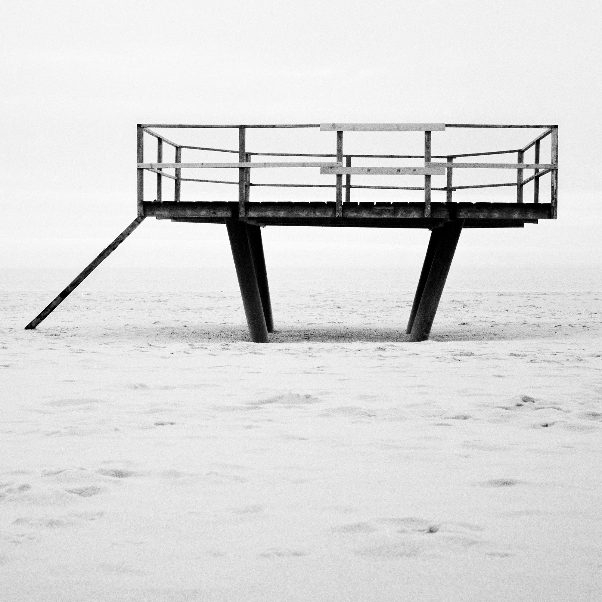 Pista de baile, torre de salvamento, fotografía en blanco y negro, landsacpe, minimalismo en venta 5
