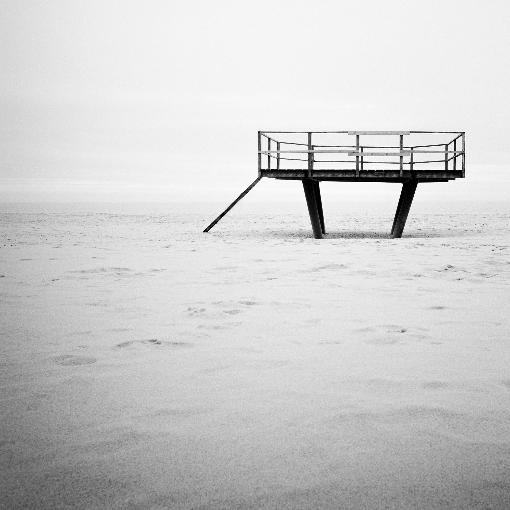 Pista de baile, torre de salvamento, fotografía en blanco y negro, landsacpe, minimalismo en venta 3