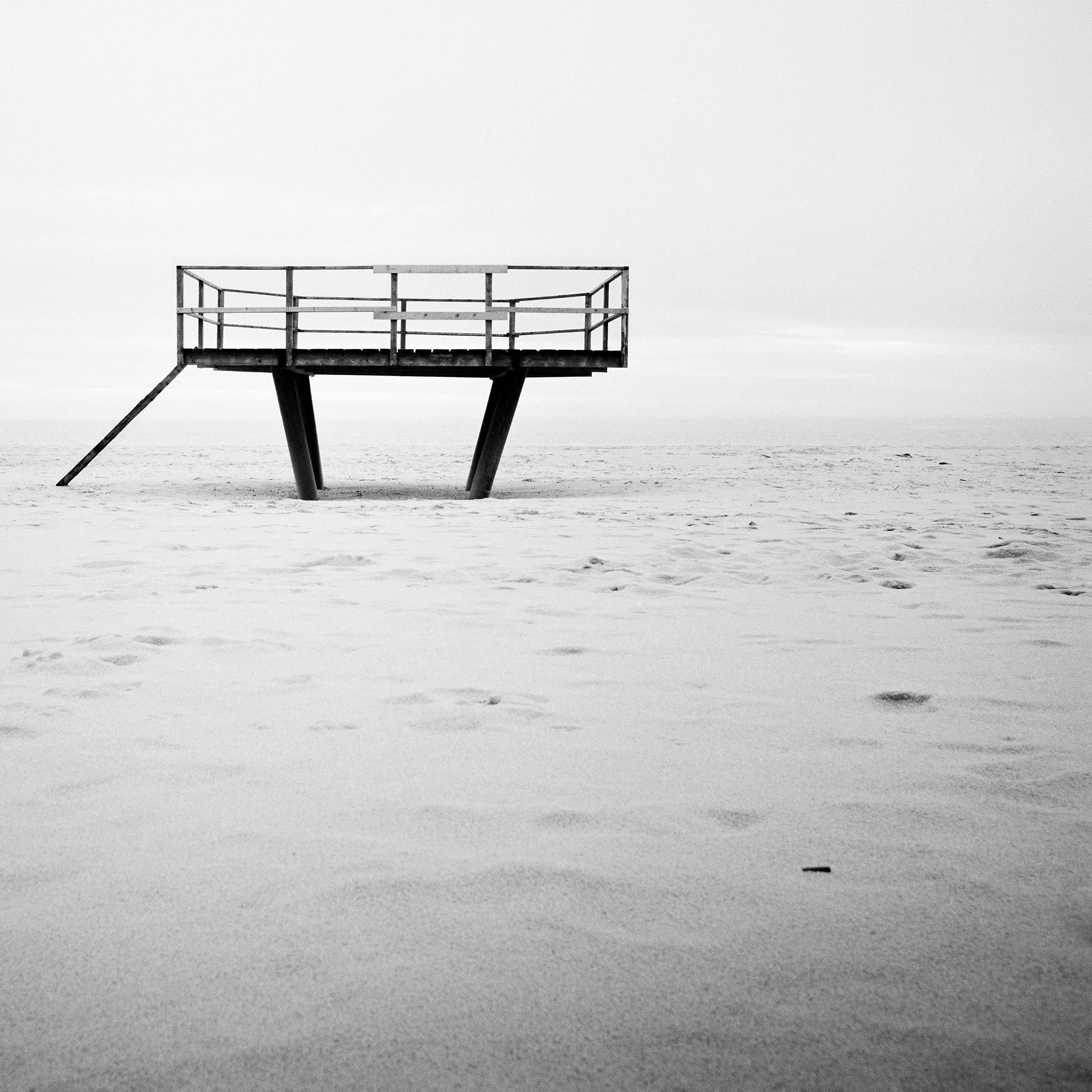 Pista de baile, torre de salvamento, fotografía en blanco y negro, landsacpe, minimalismo en venta 4