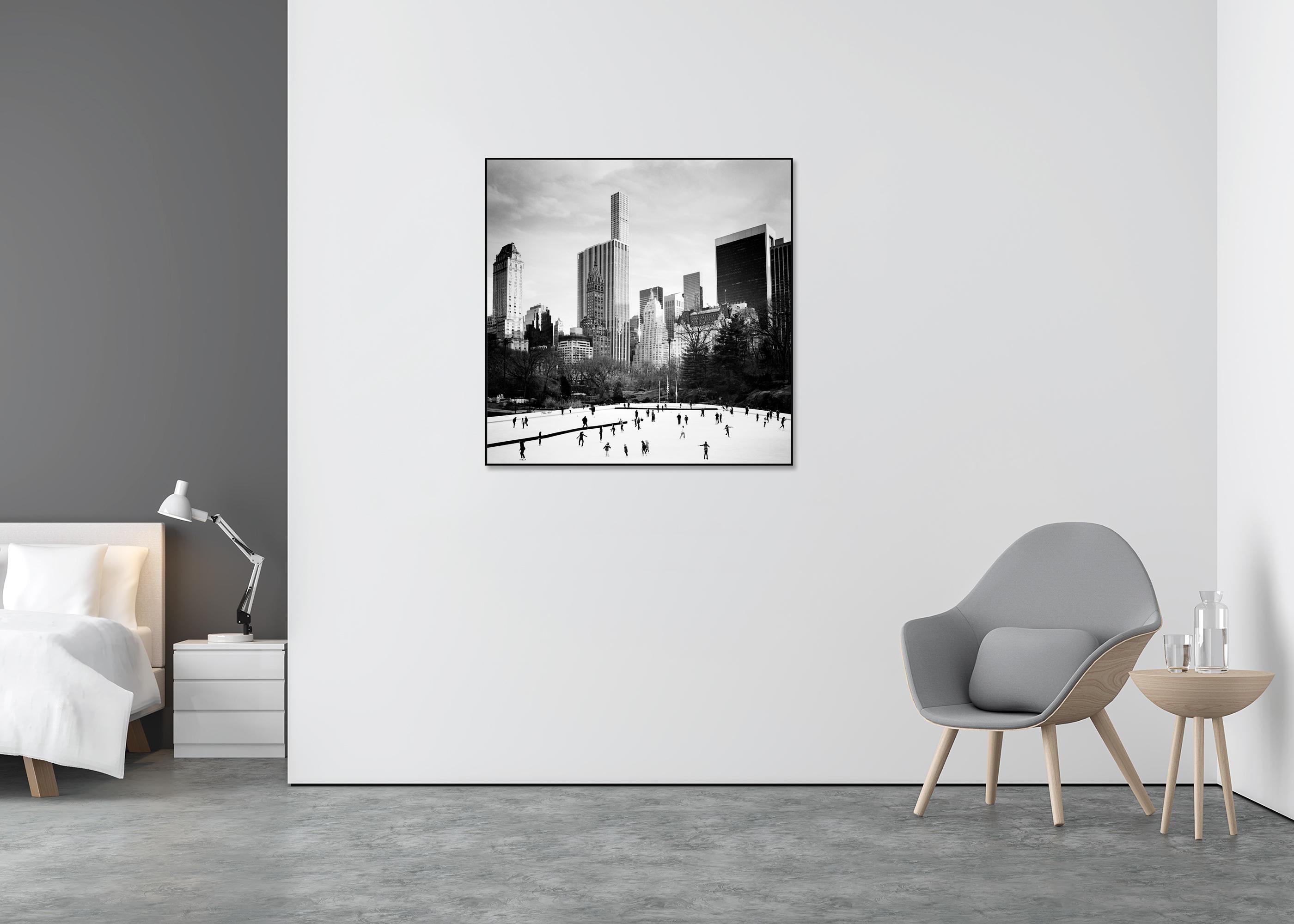 Dancing on Ice, New York City, USA, édition limitée, photographie, paysage urbain, art - Gris Black and White Photograph par Gerald Berghammer