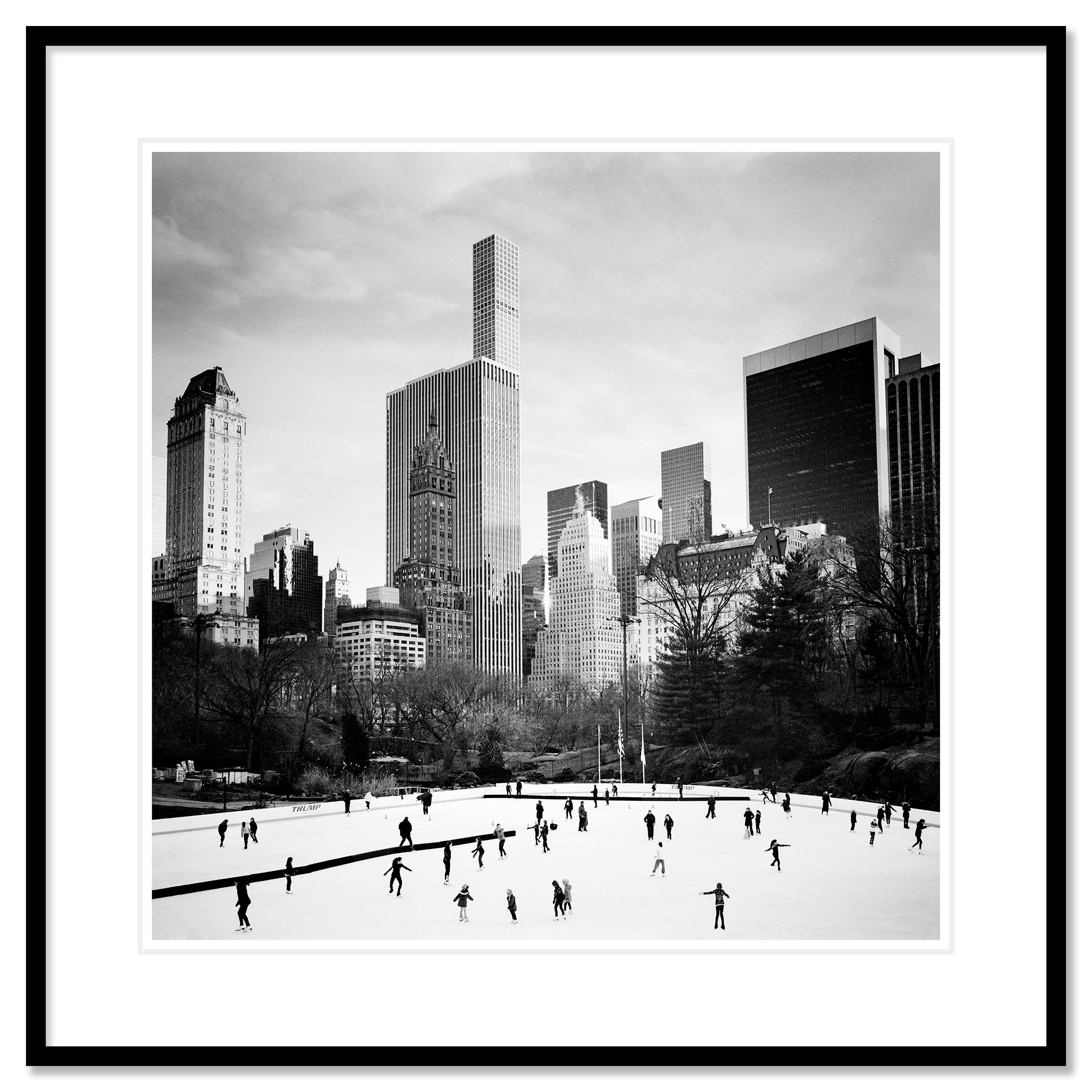 Paysage urbain en noir et blanc - photographie de paysage. Patinage sur glace, Central Park, New York City, États-Unis. Épreuve à l'encre pigmentaire d'archives, édition de 9 exemplaires. Signée, titrée, datée et numérotée par l'artiste. Certificat