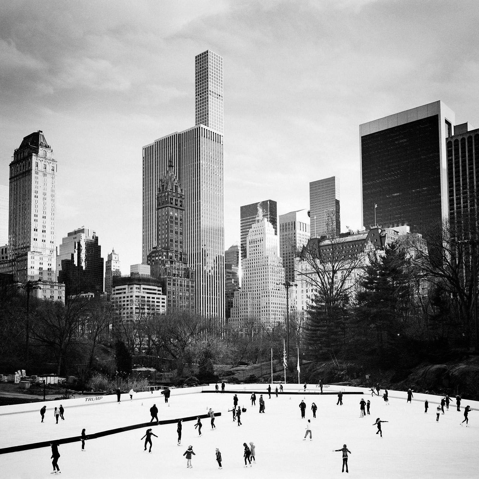 Gerald Berghammer Landscape Photograph – Dancing on Ice, Wolkenkratzer, New York, USA, Schwarz-Weiß-Fotografie Stadtlandschaft