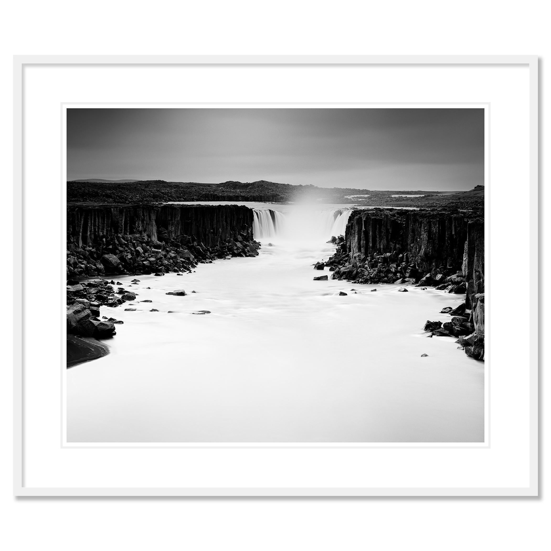 Paesaggio acquatico in bianco e nero a lunga esposizione - fotografia di paesaggio. Stampa con inchiostro a pigmenti d'archivio in edizione limitata di 7 esemplari. Tutte le stampe di Gerald Berghammer sono realizzate su ordinazione in edizione
