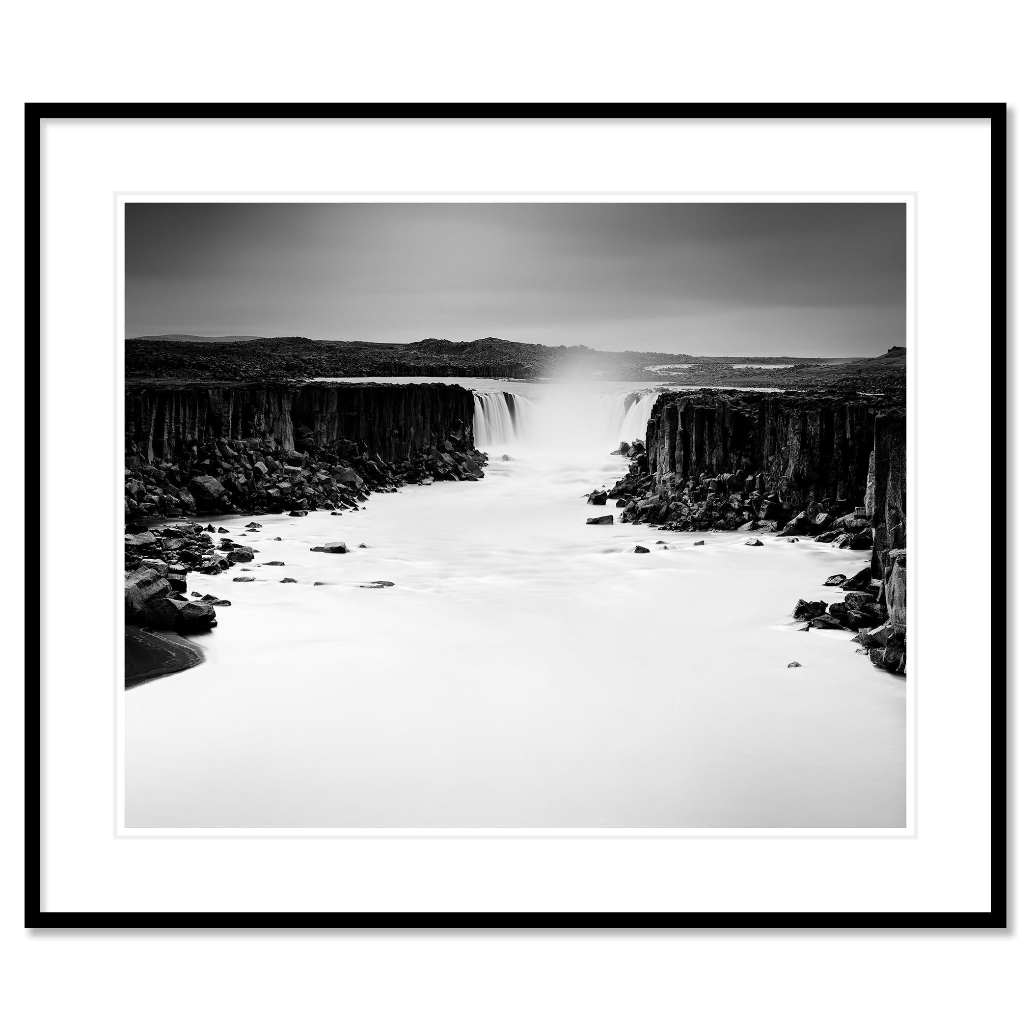 Dettifoss, cascata, Islanda, fotografia monocromatica, paesaggio acquatico in edizione limitata in vendita 1