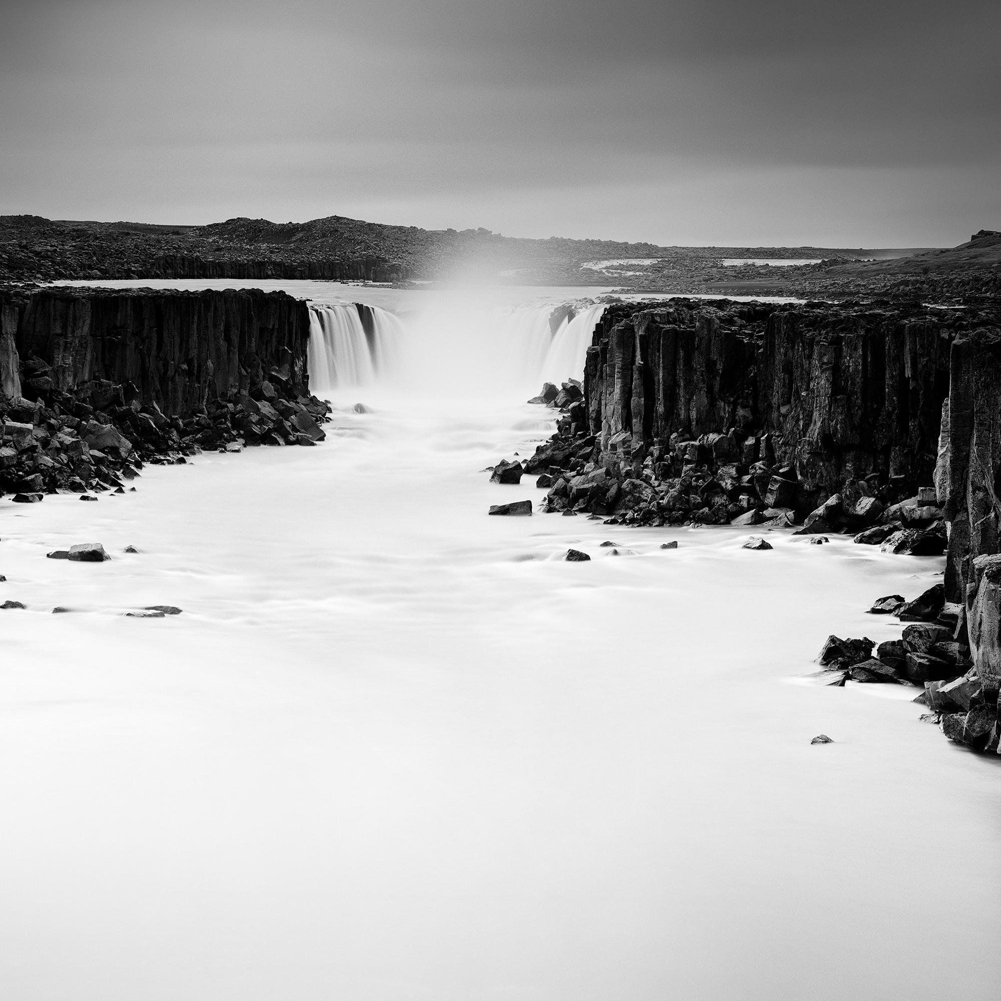 Dettifoss, cascata, Islanda, fotografia monocromatica, paesaggio acquatico in edizione limitata in vendita 6