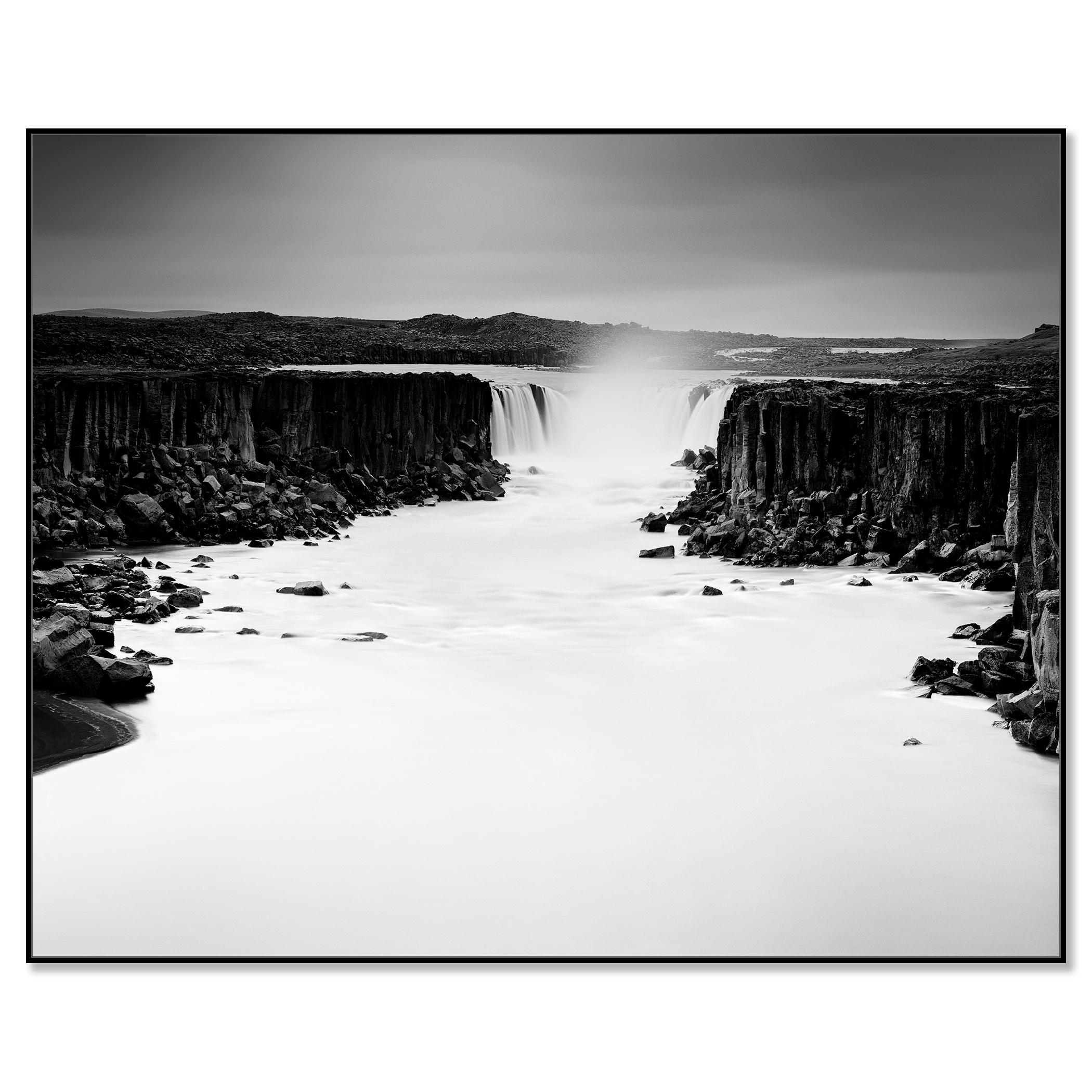 Dettifoss, cascata, Islanda, fotografia monocromatica, paesaggio acquatico in edizione limitata - Photograph di Gerald Berghammer