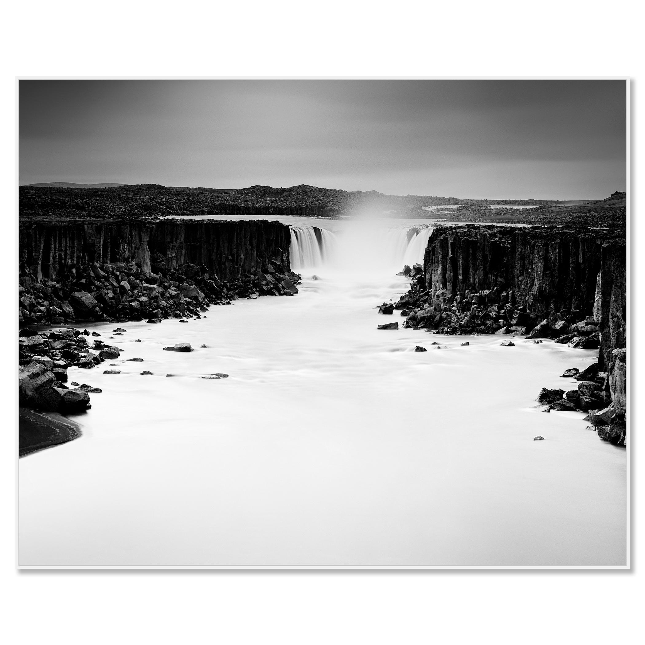 Dettifoss, cascata, Islanda, fotografia monocromatica, paesaggio acquatico in edizione limitata - Photograph Contemporaneo di Gerald Berghammer