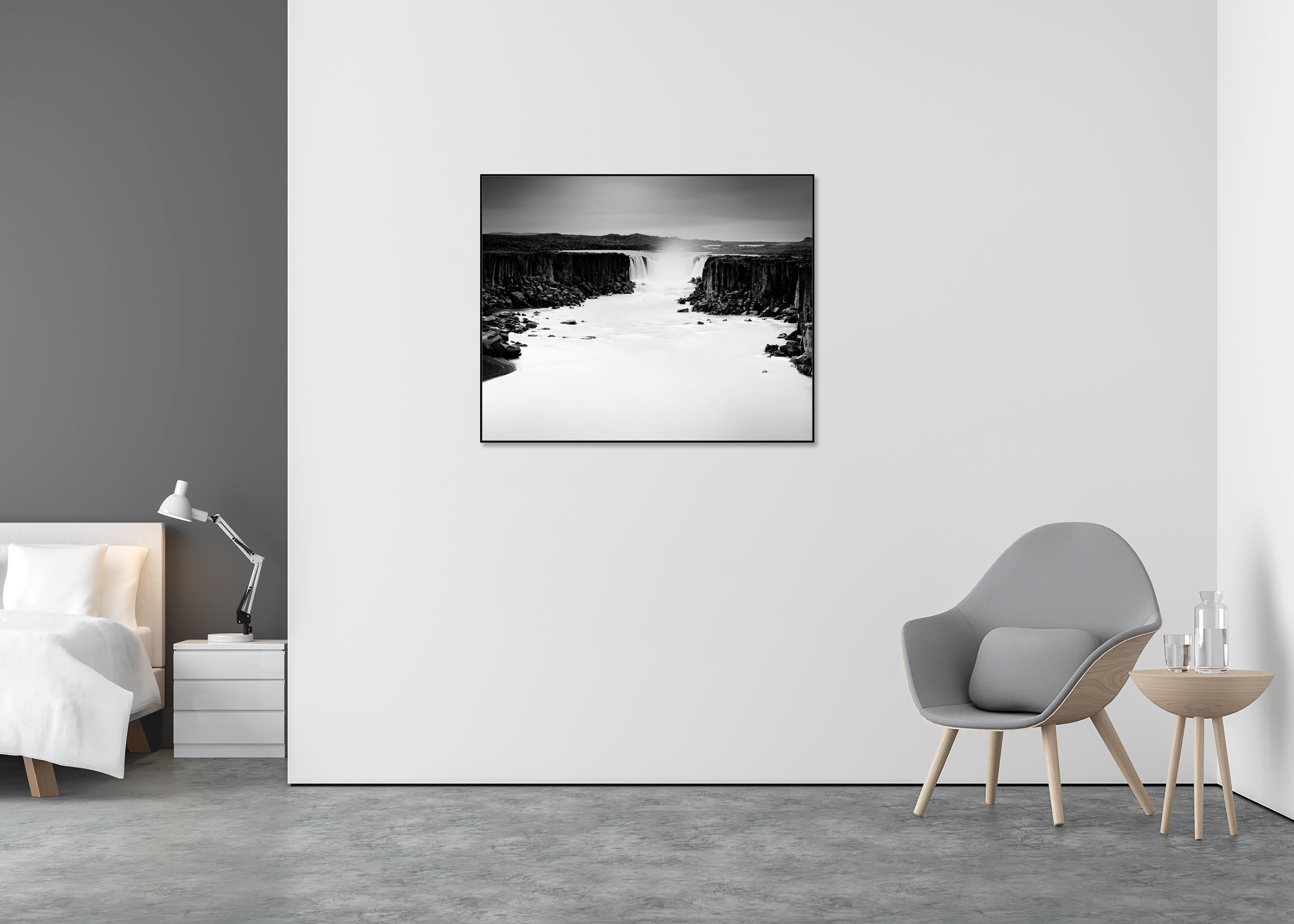 Dettifoss, cascata, Islanda, fotografia monocromatica, paesaggio acquatico in edizione limitata - Landscape Photograph Grigio di Gerald Berghammer