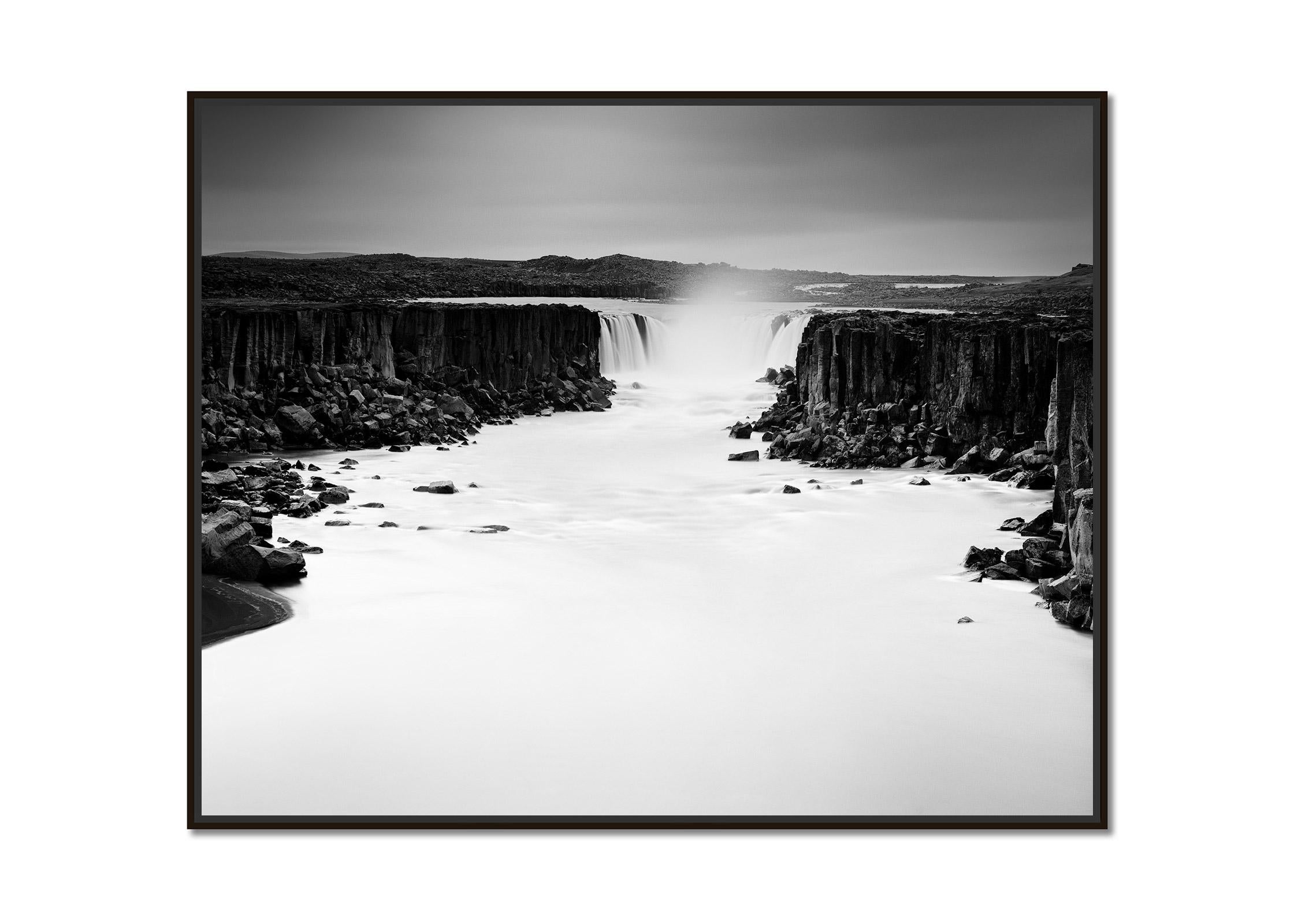 Dettifoss, Wasserfall, Island, Schwarz-Weiß-Fotografie, bildende Kunst, Landschaft – Photograph von Gerald Berghammer