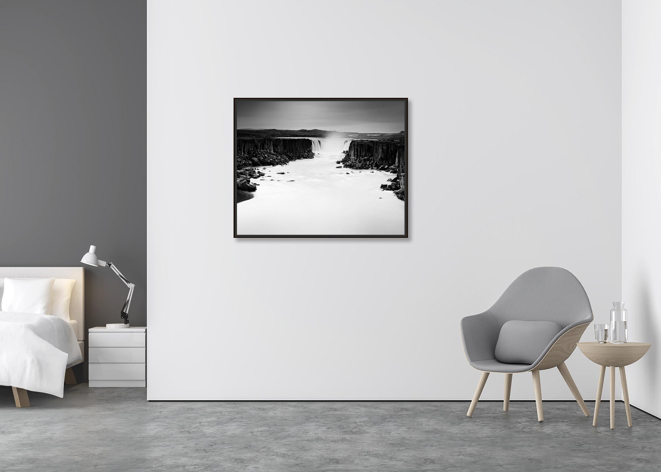 Dettifoss, Wasserfall, Island, Schwarz-Weiß-Fotografie, bildende Kunst, Landschaft (Zeitgenössisch), Photograph, von Gerald Berghammer