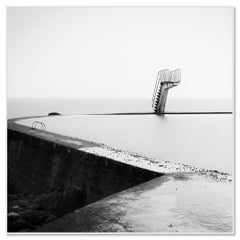 Plataforma de buceo - Piscina de agua salada - Fotografía monocroma - Impresión en edición limitada